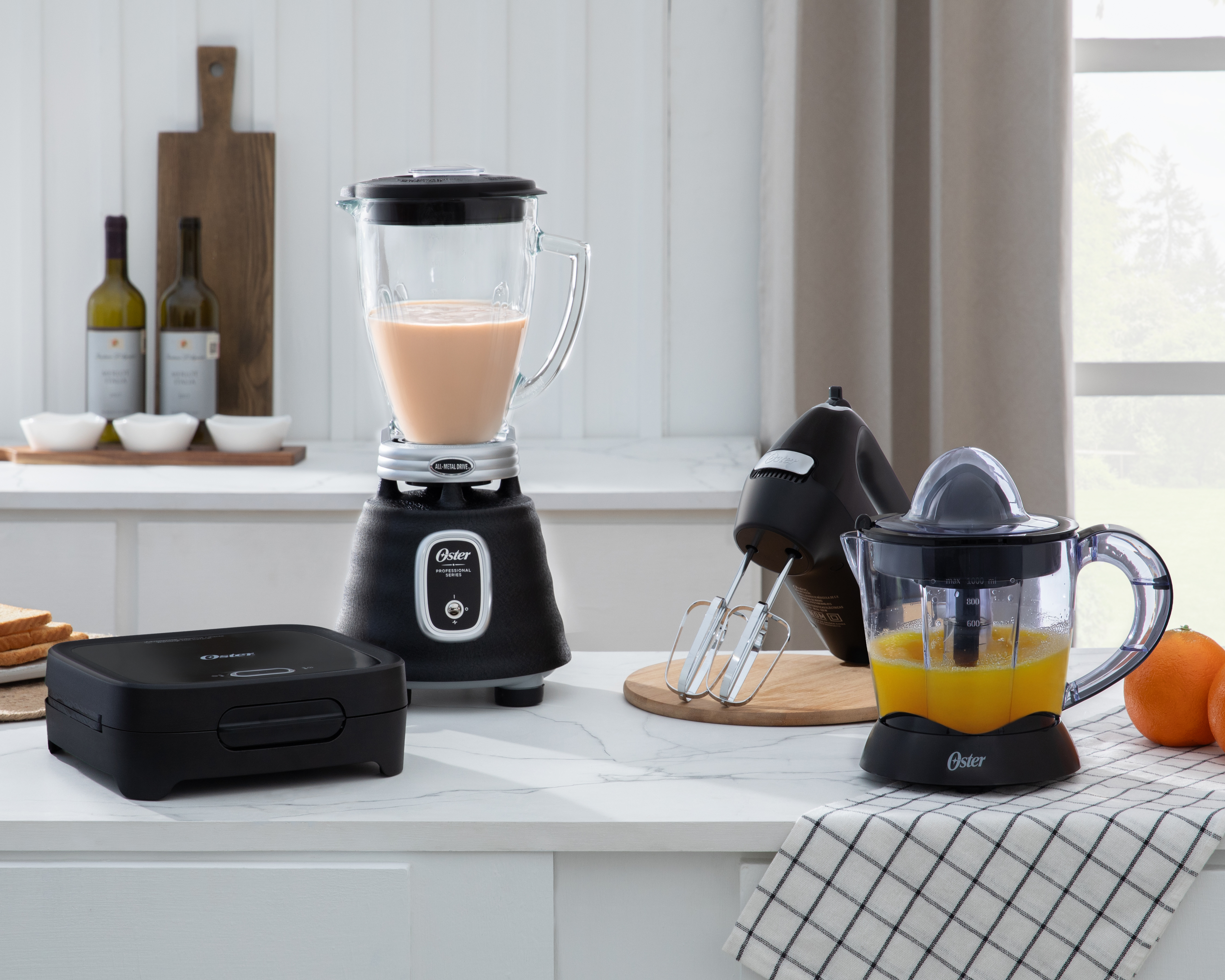 Licuadora Oster de 3 Velocidades con Vaso de Vidrio y Accesorios