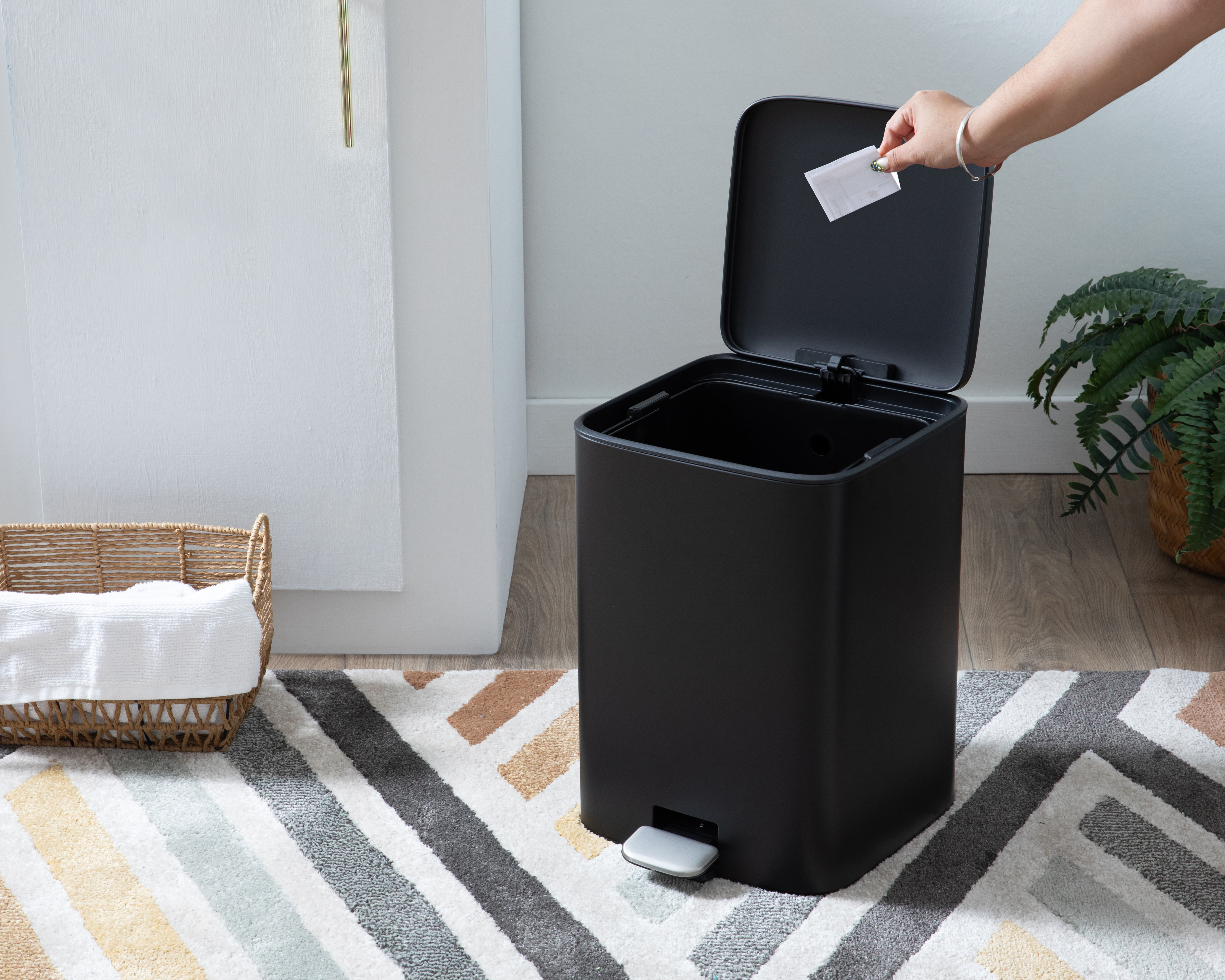 Foto 4 | Foto 4 | Bote de Basura de Metal +Simple Capricornio Negro