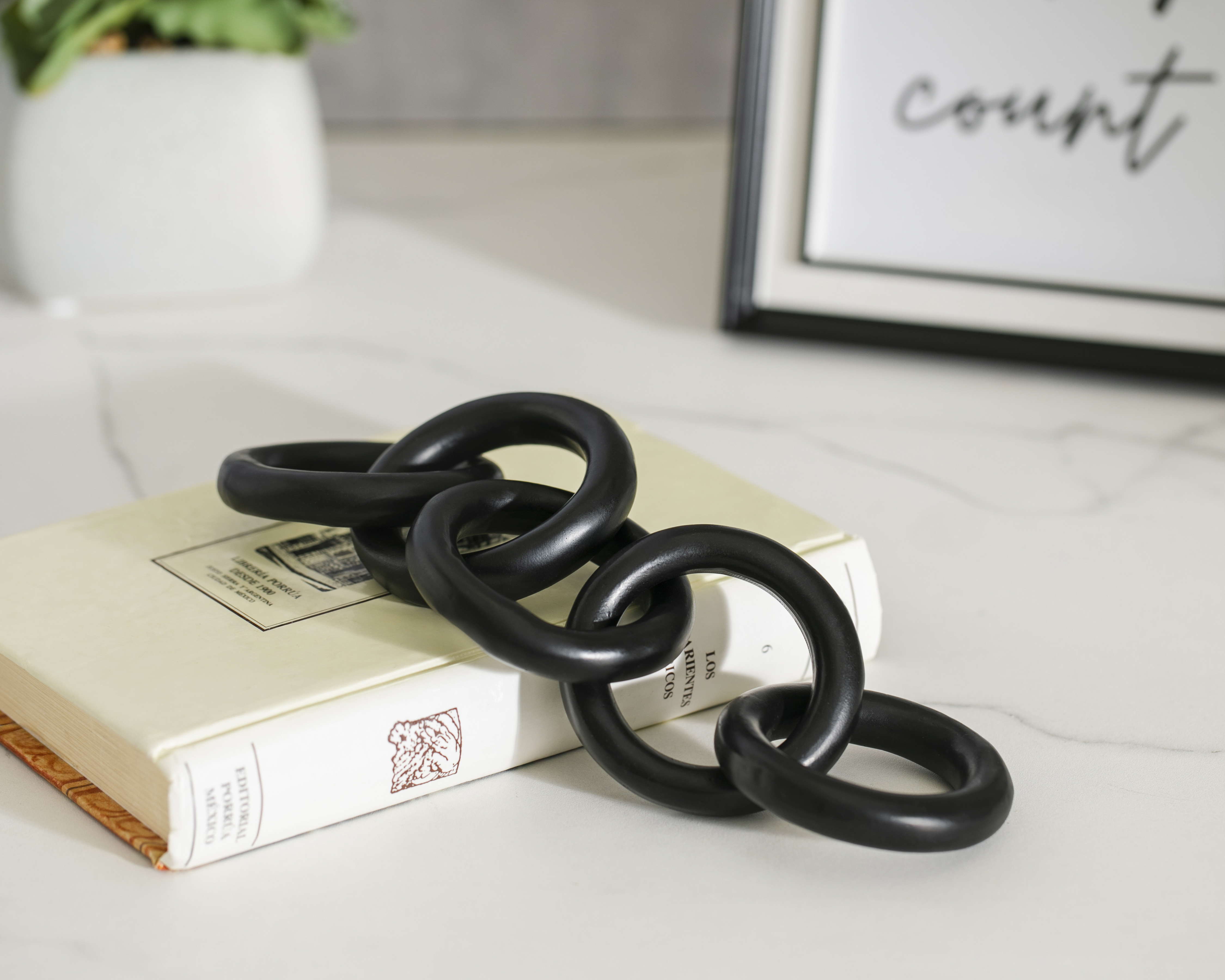 Foto 6 pulgar | Foto 5 | Escultura de Cadena Rolan de Resina