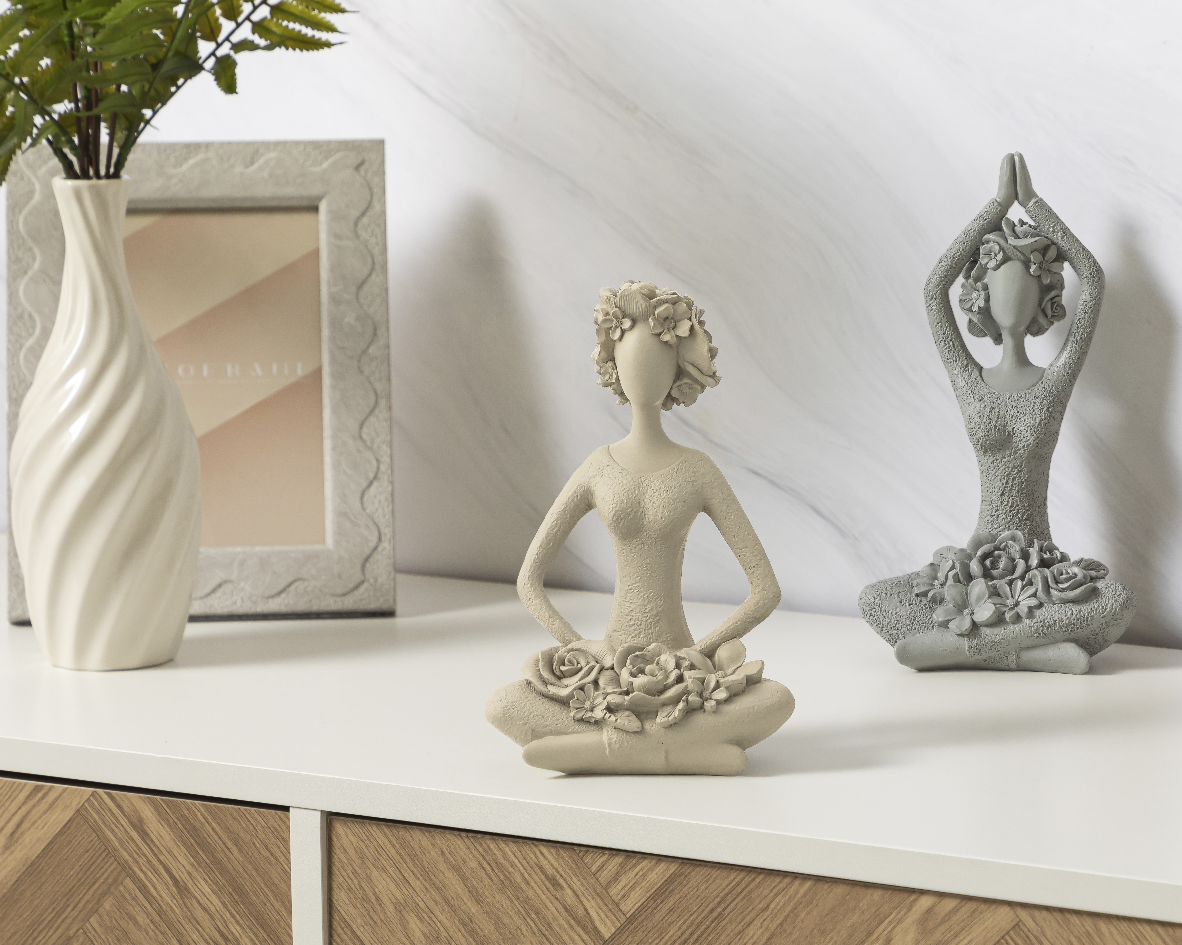 Foto 5 | Foto 5 | Escultura de Mujer Any A de Resina