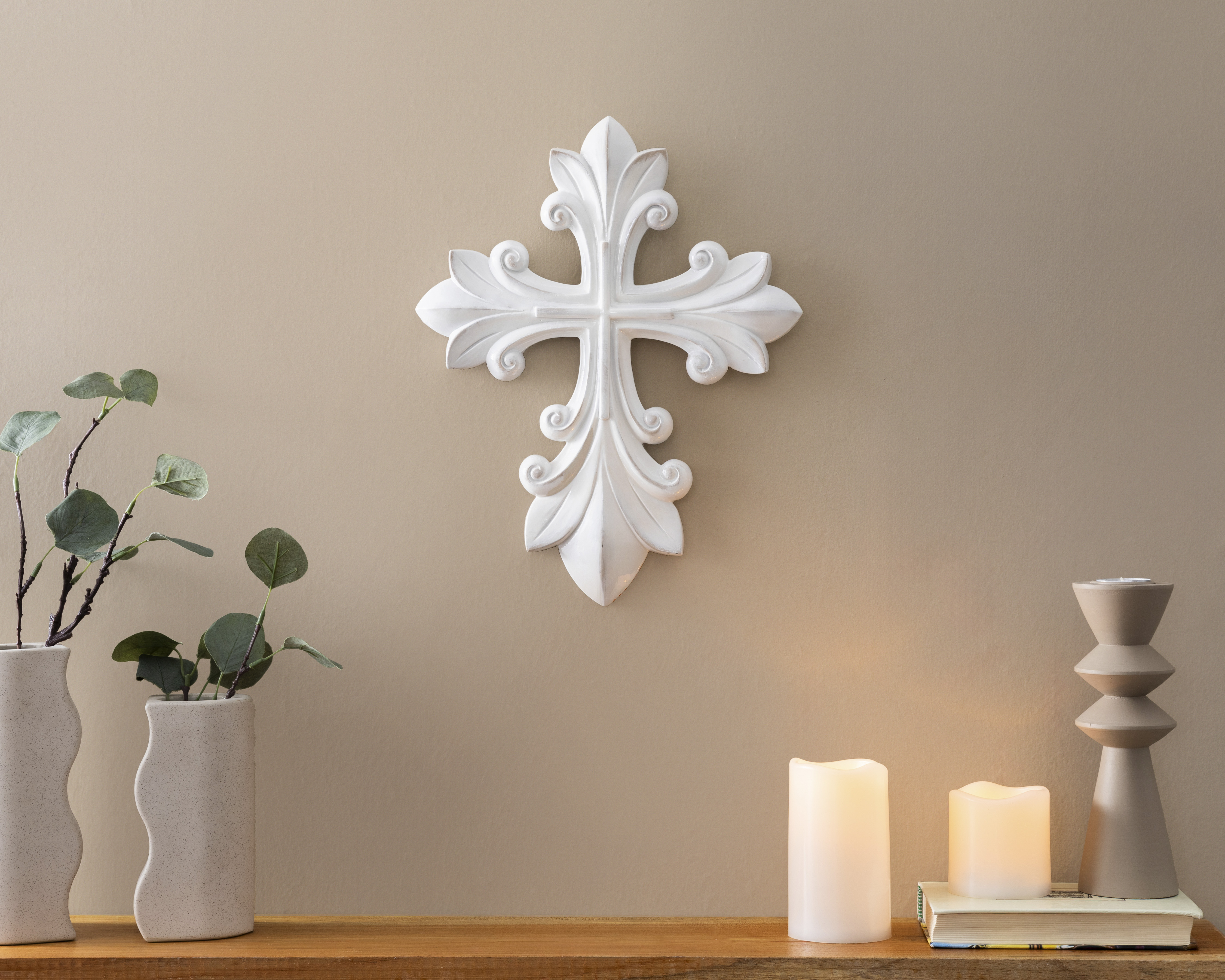 Cruz Decorativa Yuto de Resina