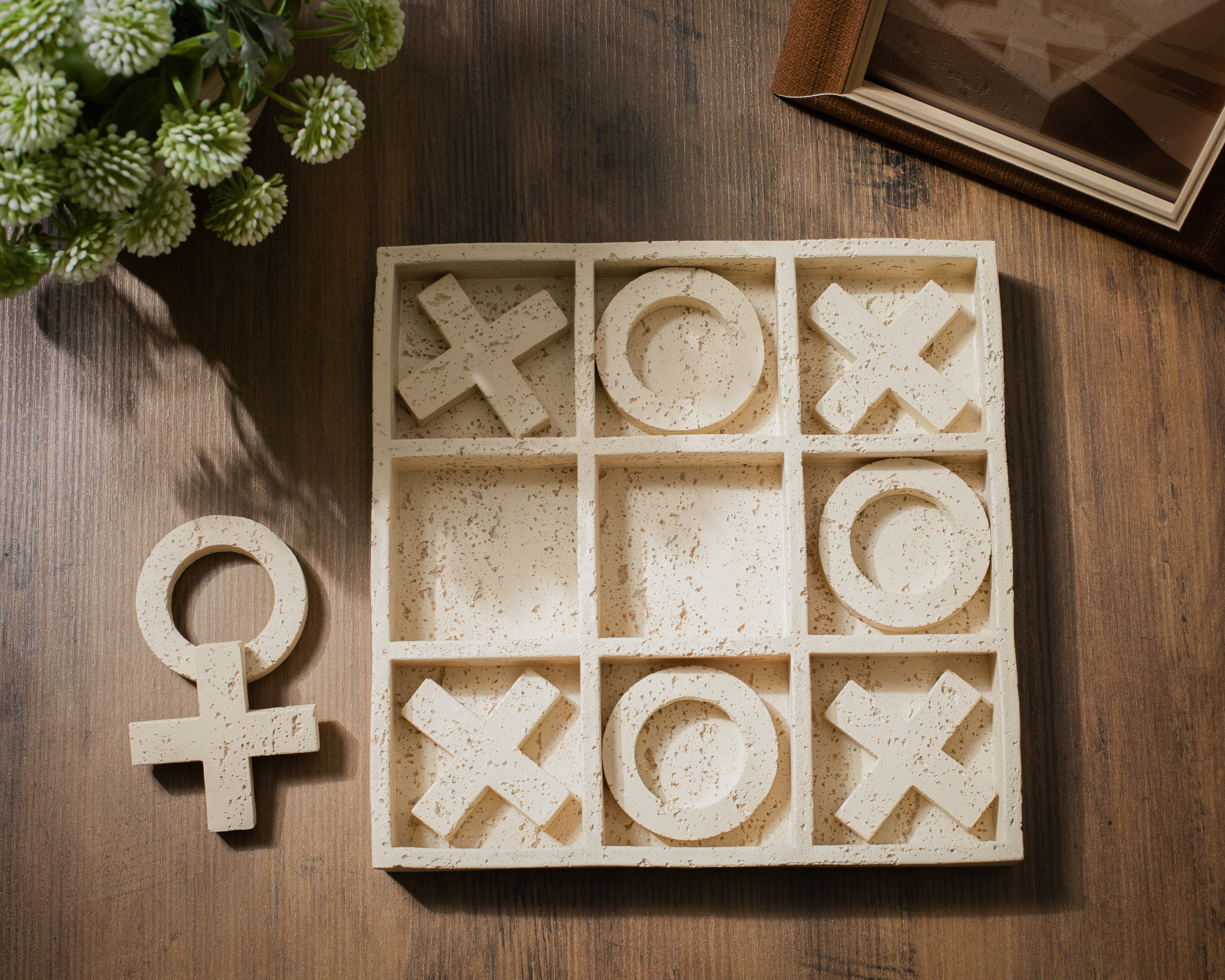 Foto 5 pulgar | Foto 4 | Escultura Kayla de Resina