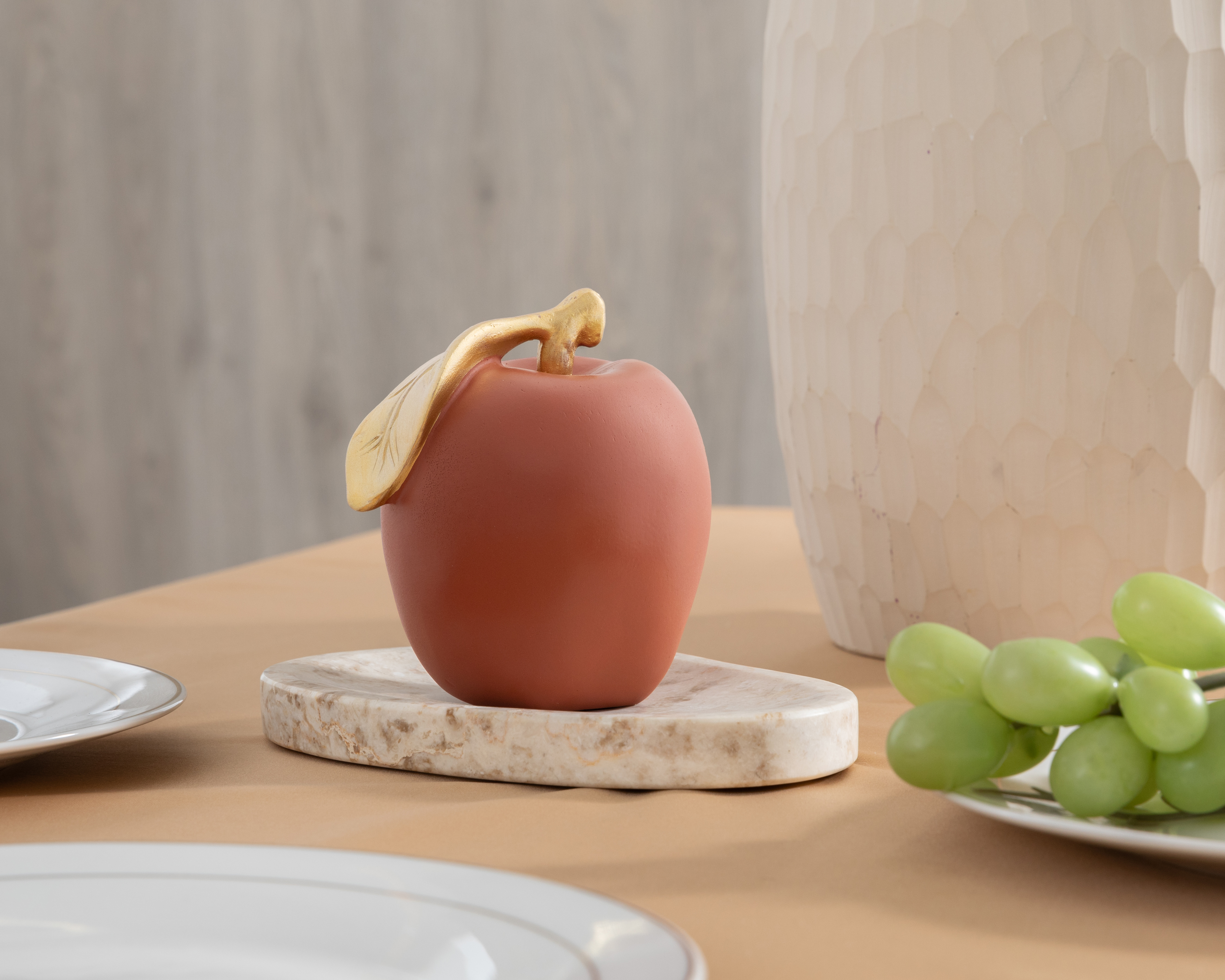 Foto 5 pulgar | Foto 4 | Escultura de Manzana Megan A de Resina