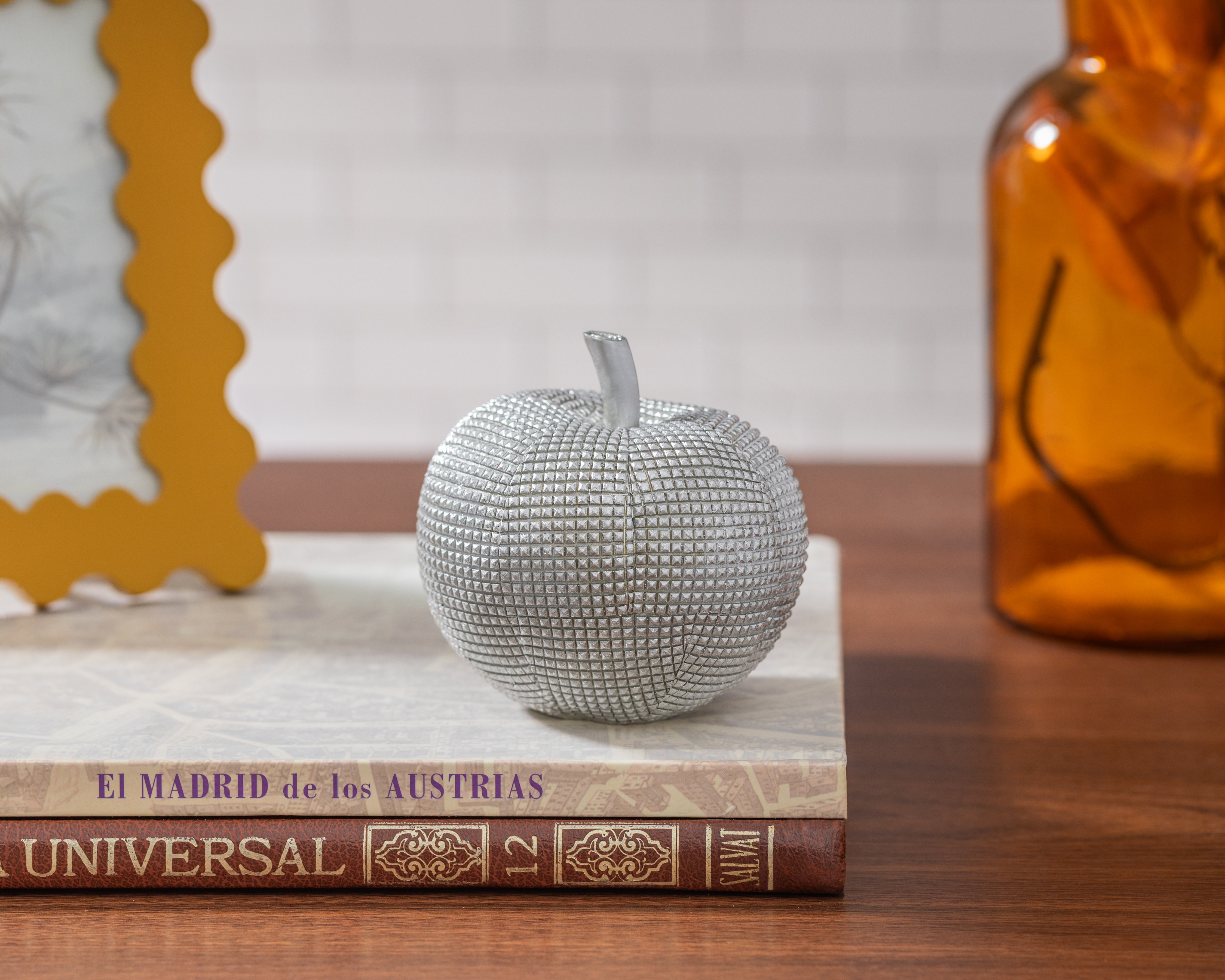 Foto 4 | Foto 4 | Escultura de Manzana Greta de Resina