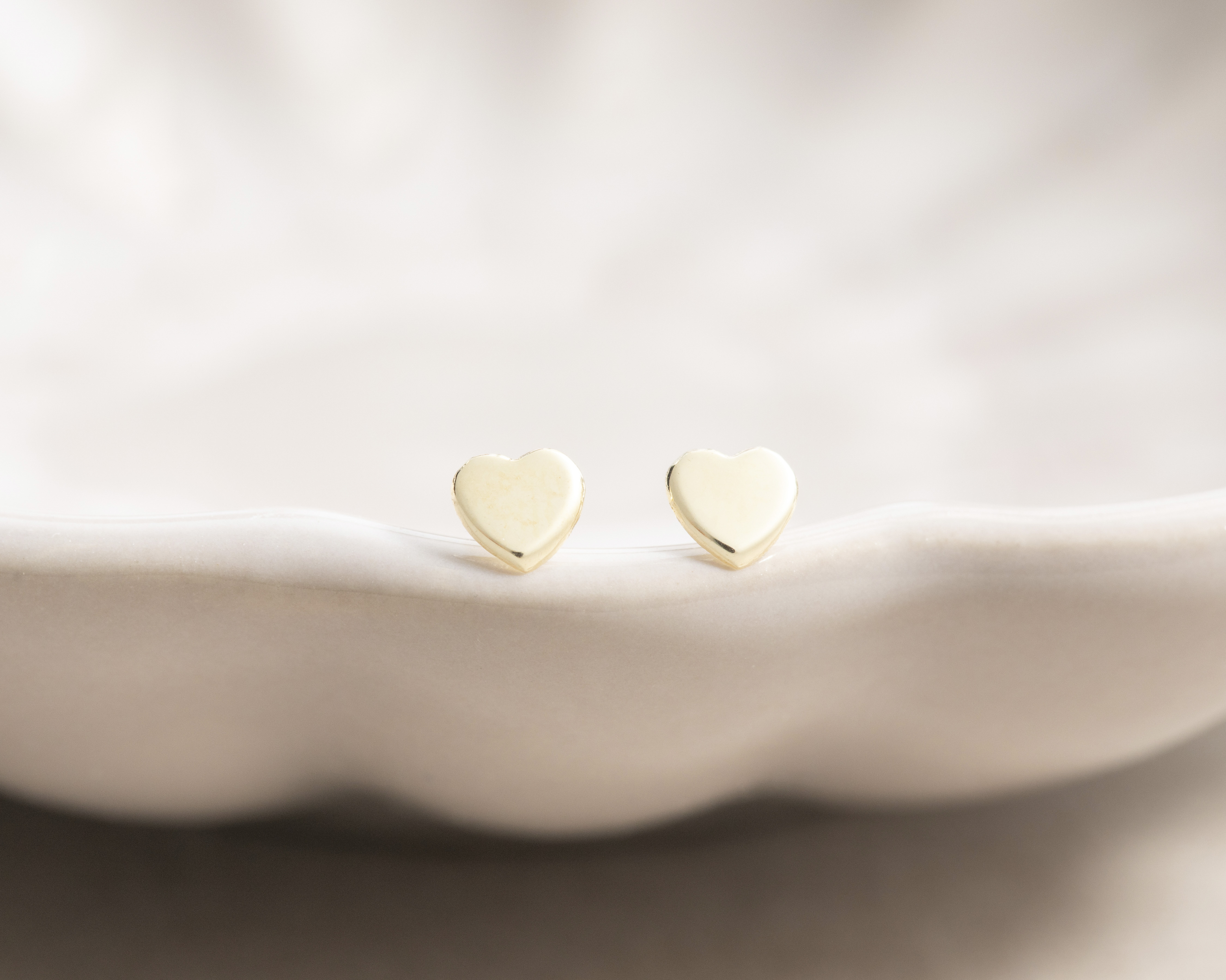 Foto 4 pulgar | Foto 3 | Aretes de Oro 14K Sentimientos