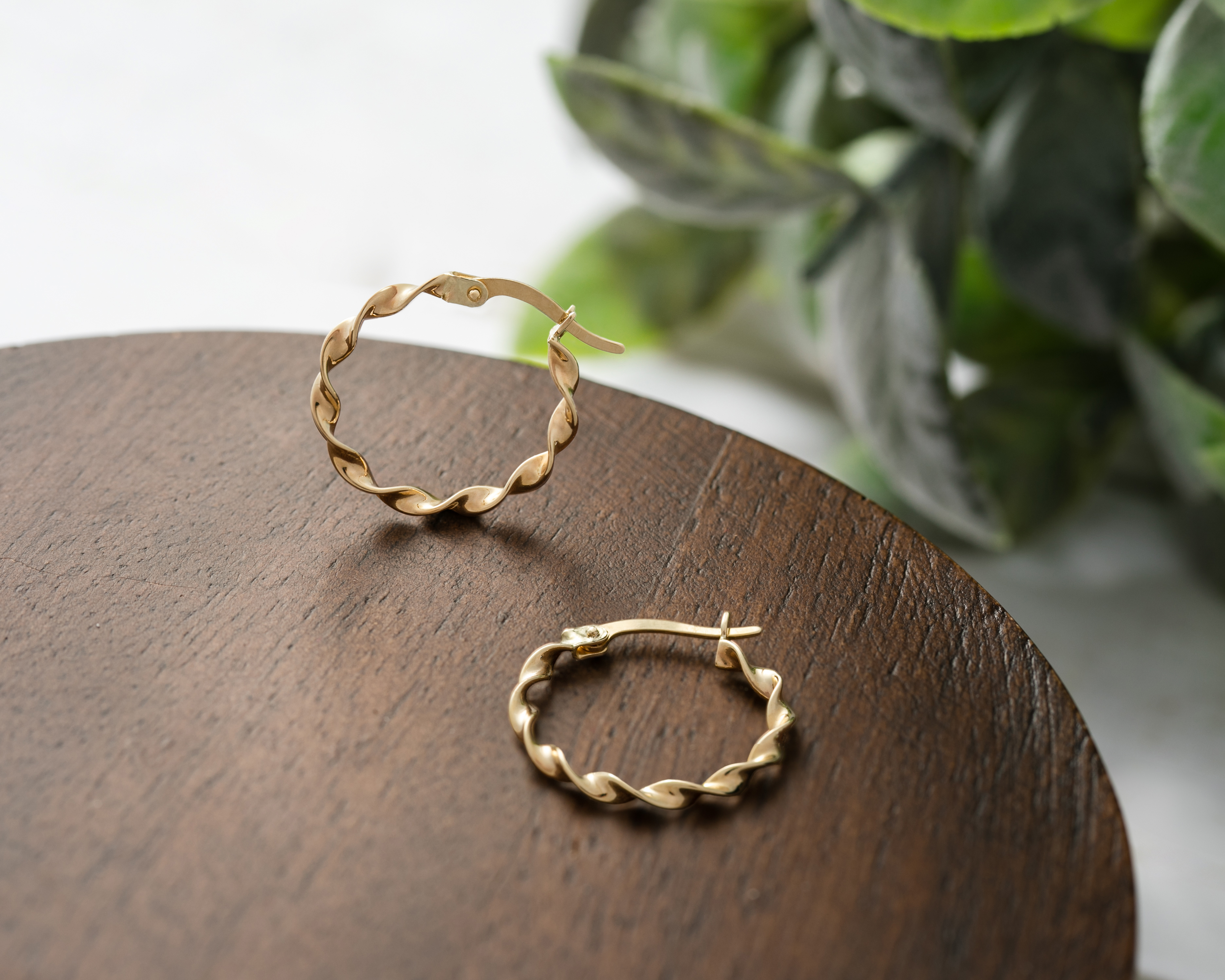 Foto 4 pulgar | Foto 3 | Aretes de Oro Turco 10K Arpas