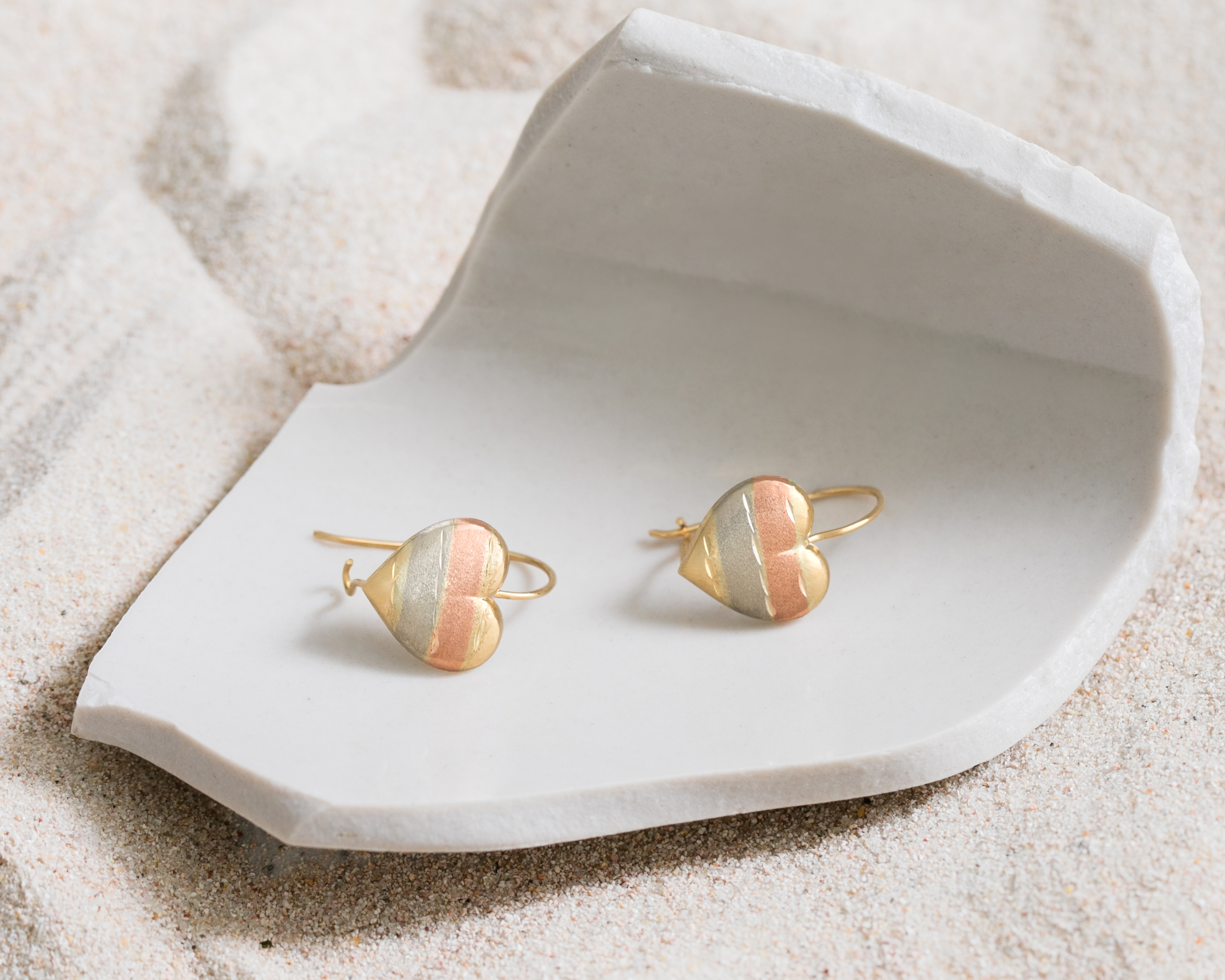 Foto 6 pulgar | Foto 5 | Aretes Corazón de Oro 10K Divkuo