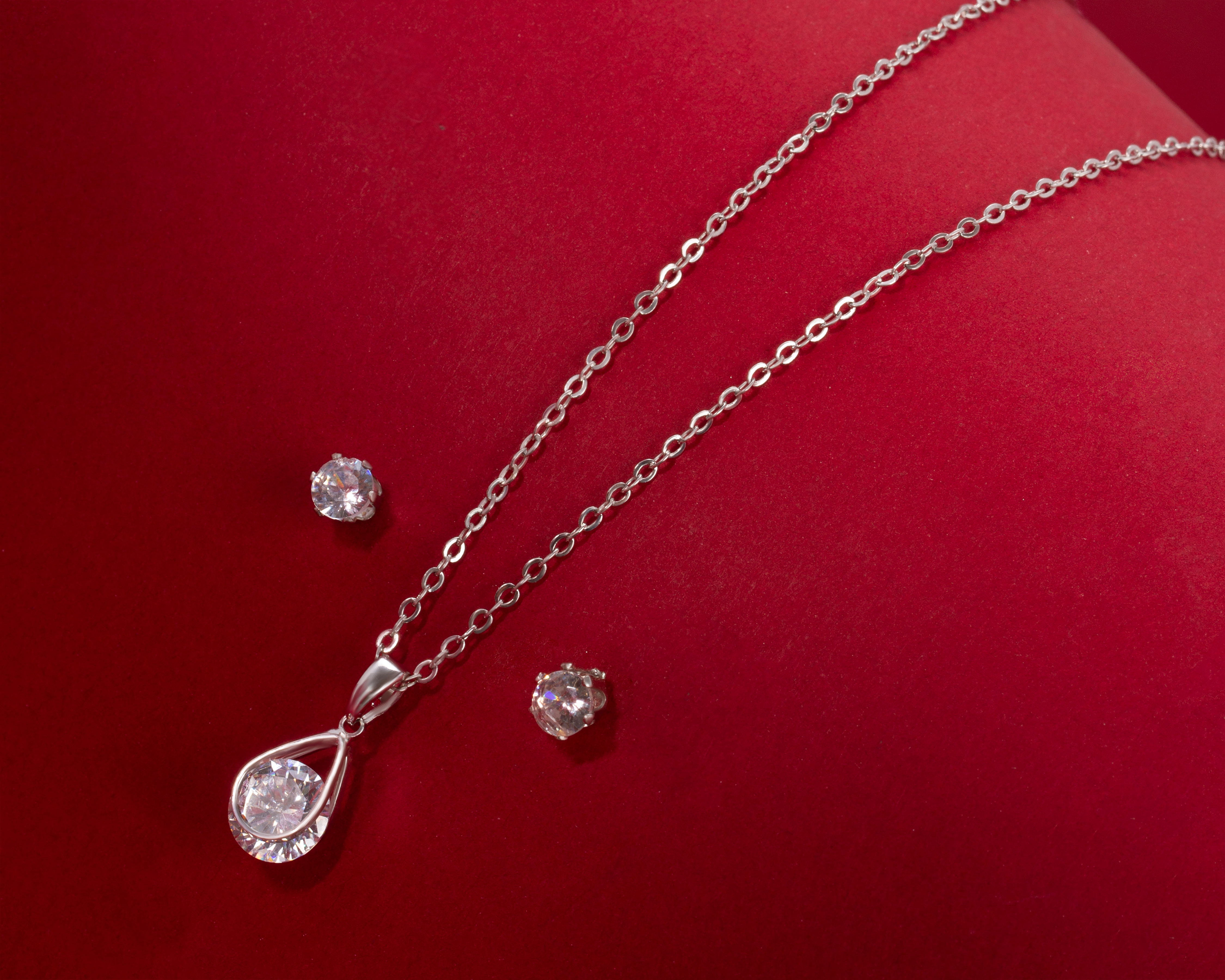 Foto 6 pulgar | Foto 5 | Collar y Aretes de Chapa Rodio Unlimited