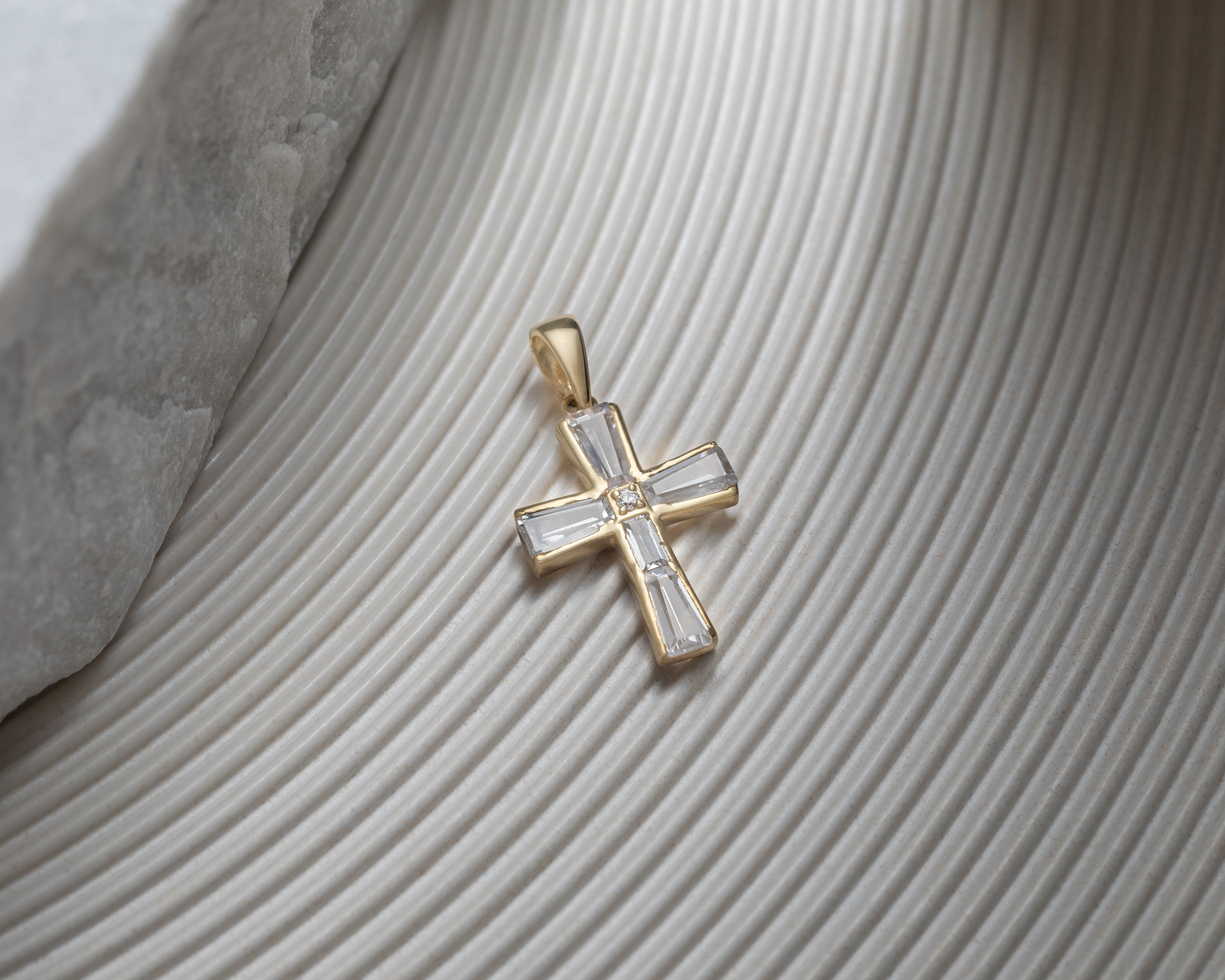 Foto 5 pulgar | Foto 4 | Dije de Oro 10K Amelie