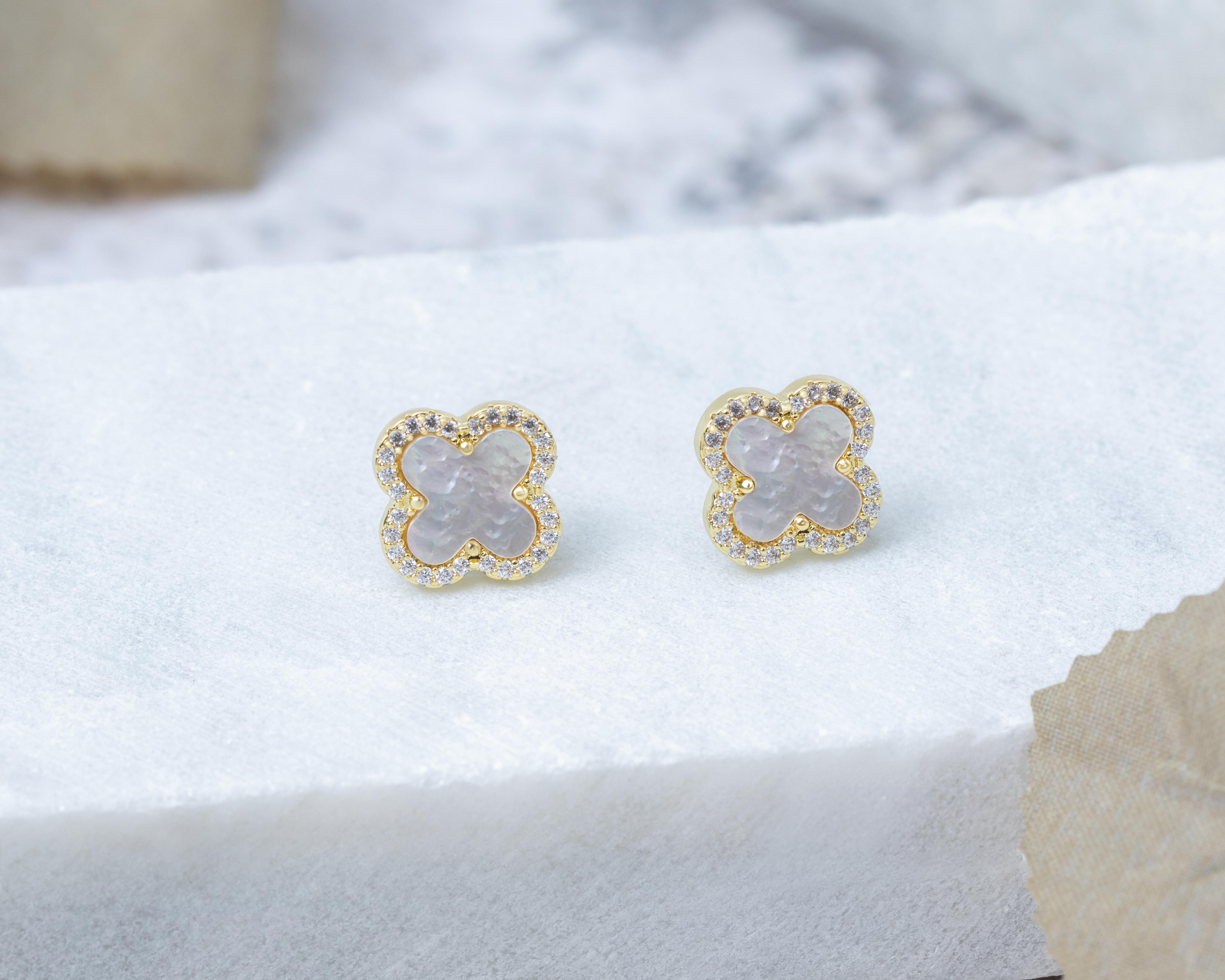 Foto 4 pulgar | Foto 3 | Aretes de Chapa de Oro 14k By Adina Eden