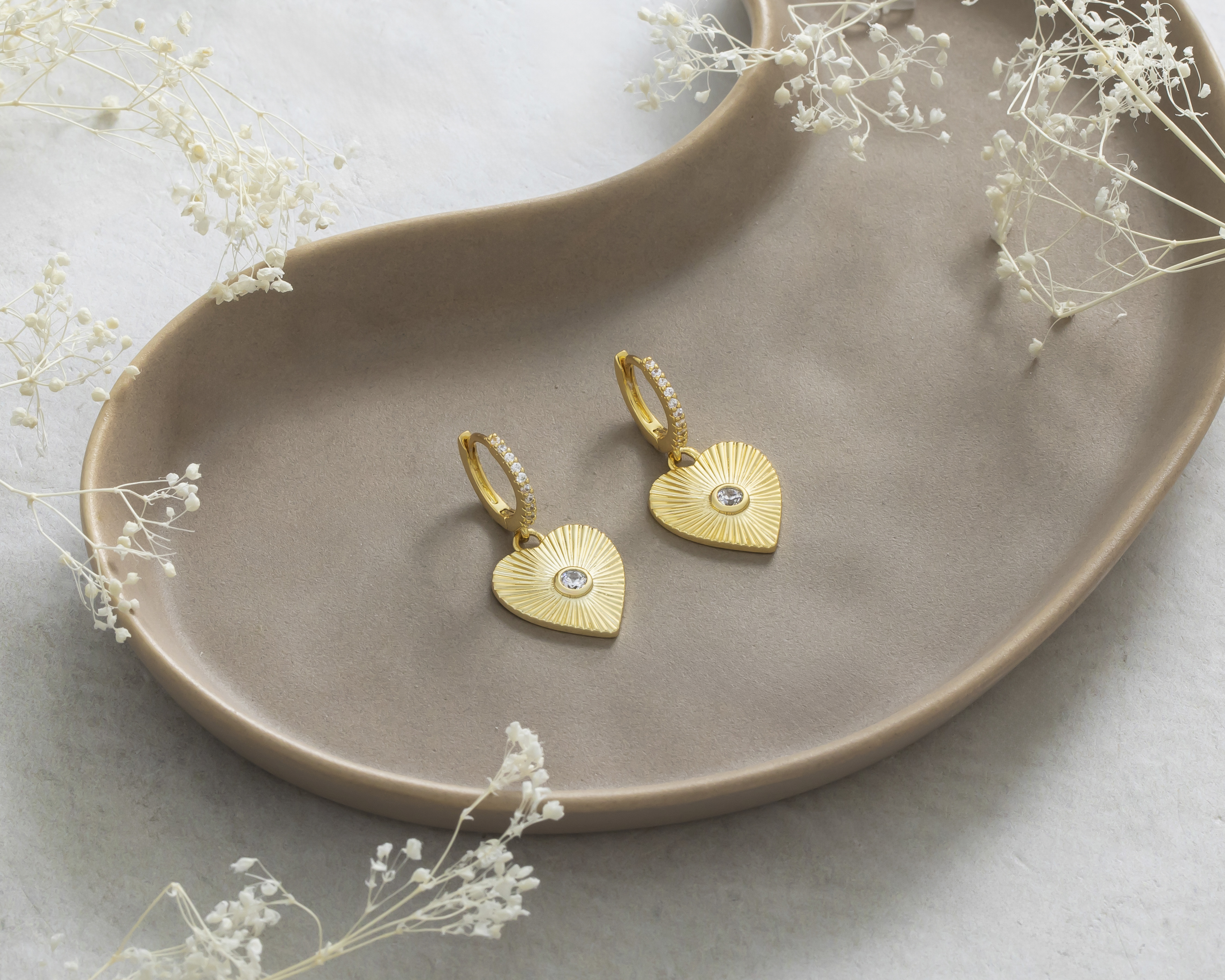 Foto 3 | Foto 3 | Aretes Corazón de Chapa de Oro 14k By Adina Eden