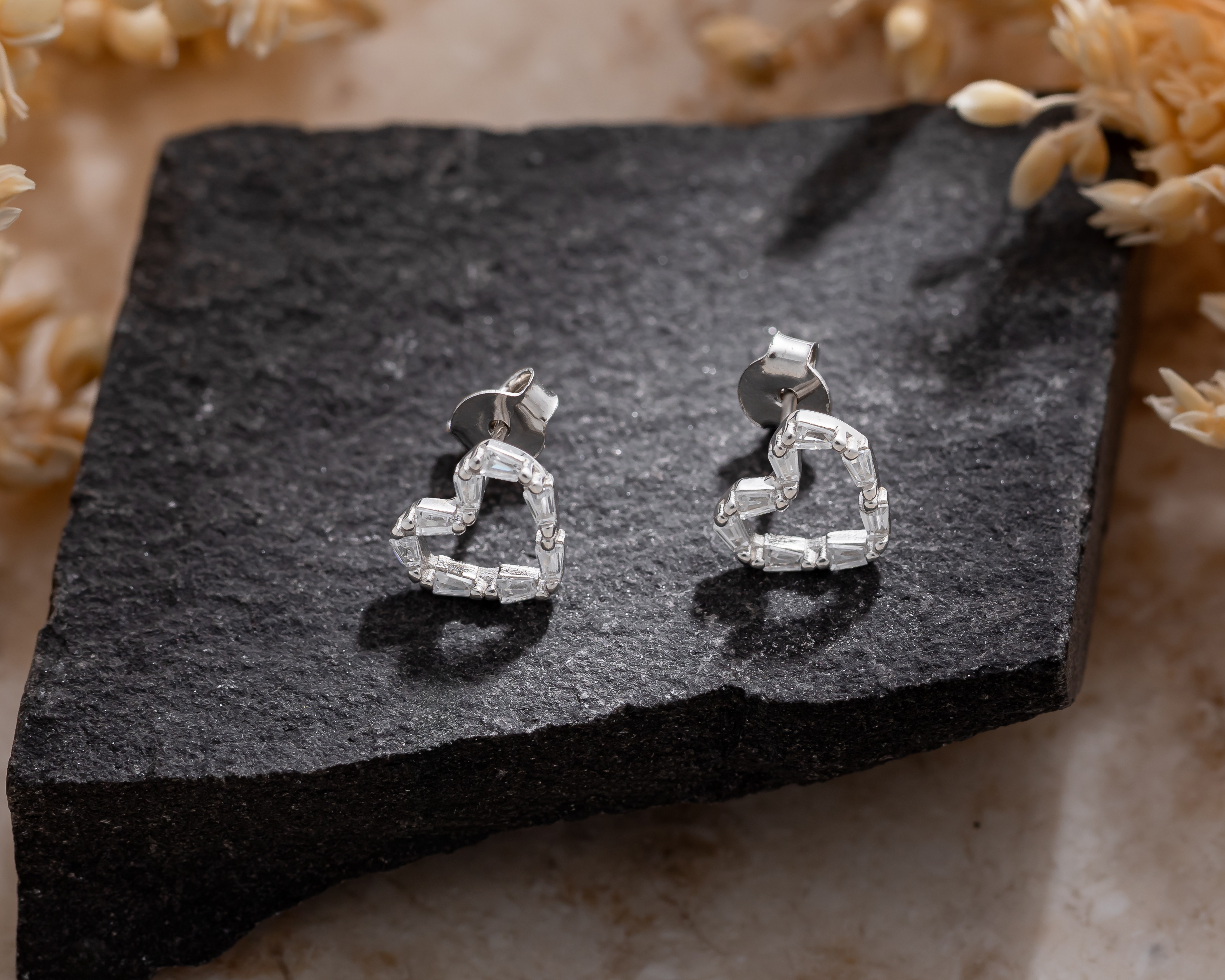 Foto 4 pulgar | Foto 3 | Aretes Corazon Plata