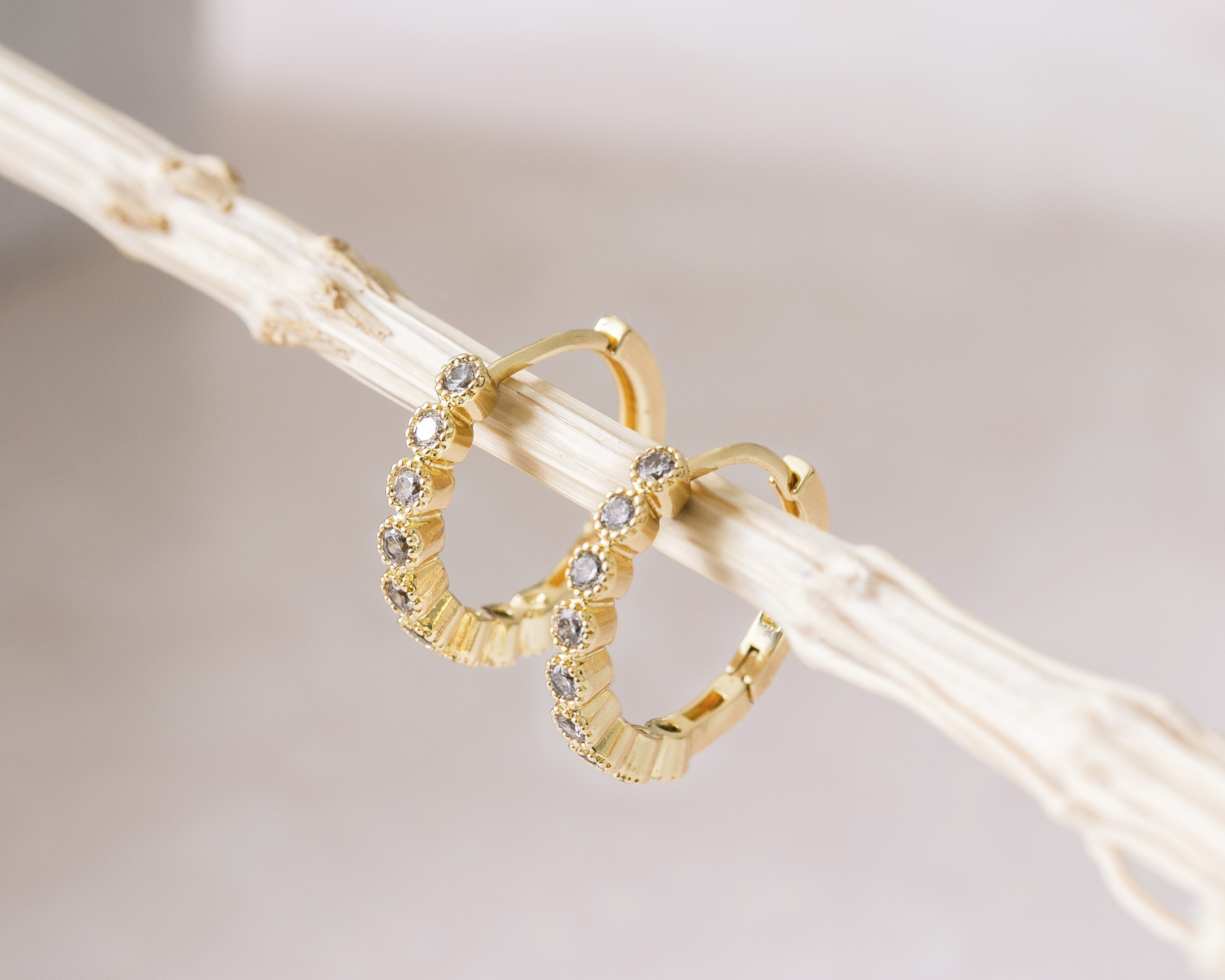 Foto 5 pulgar | Foto 4 | Aretes Chapa de Oro 18k NK