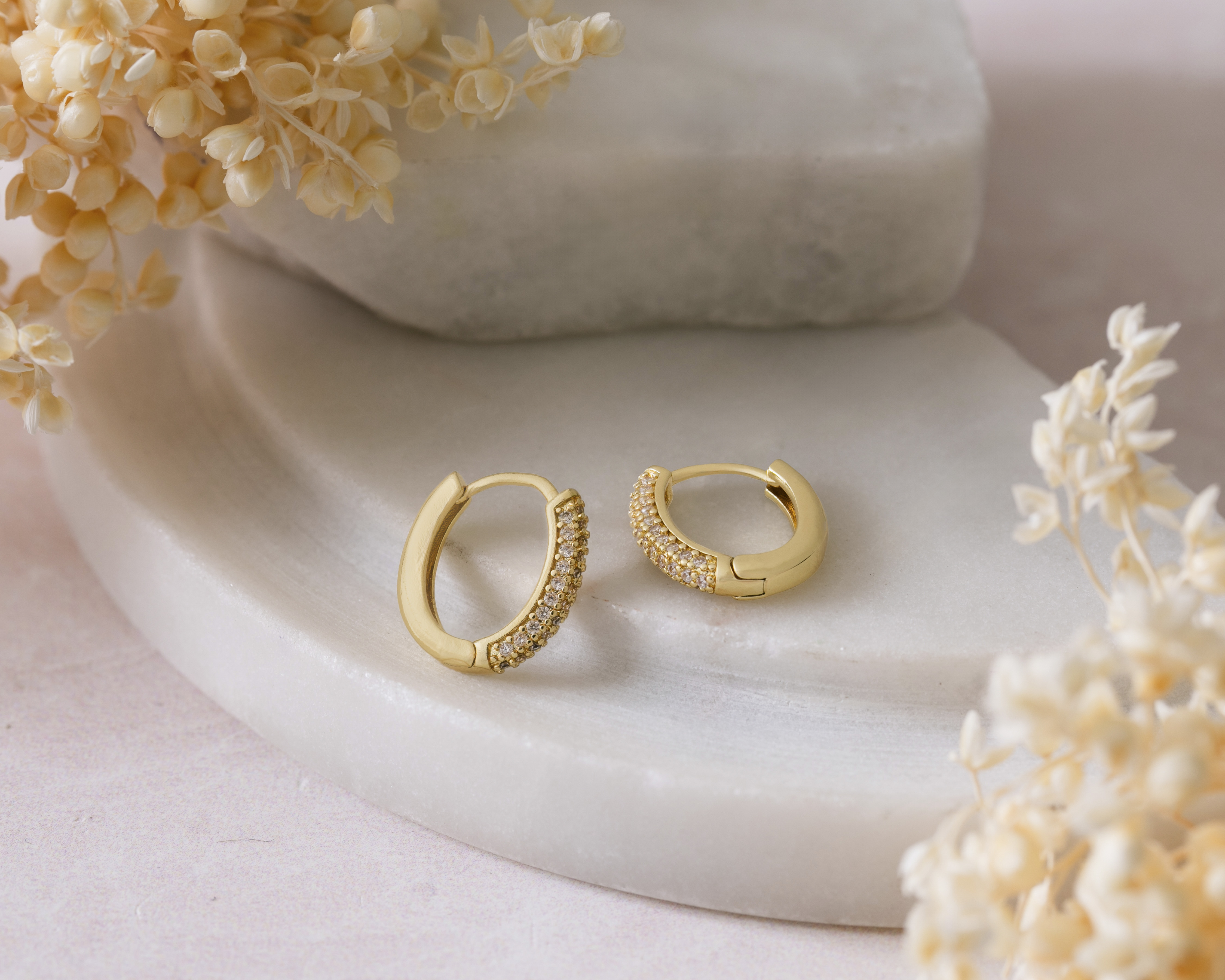 Foto 5 pulgar | Foto 4 | Aretes Chapa de Oro 18k NK