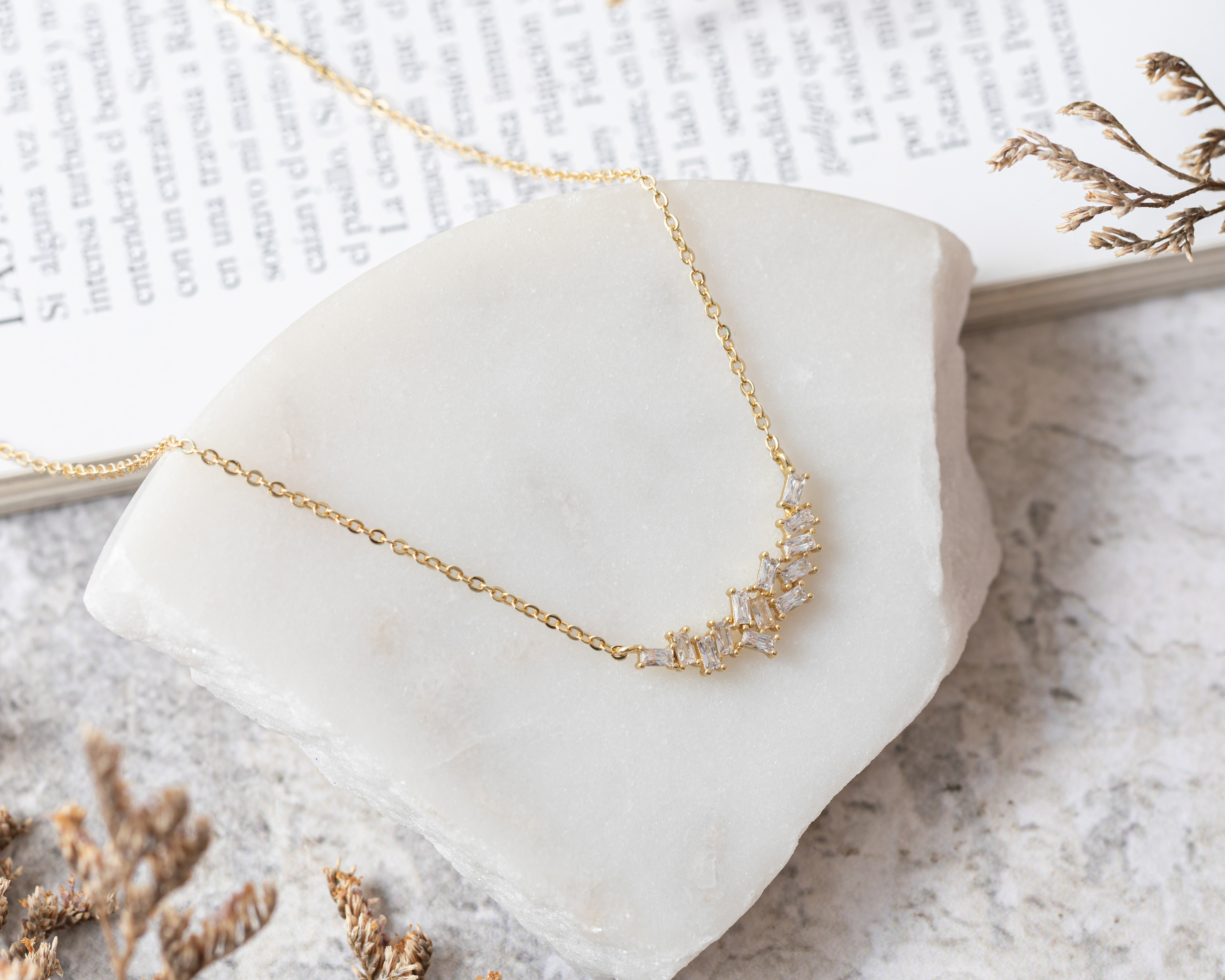 Foto 6 pulgar | Foto 5 | Collar Chapa de Oro By Adina Eden