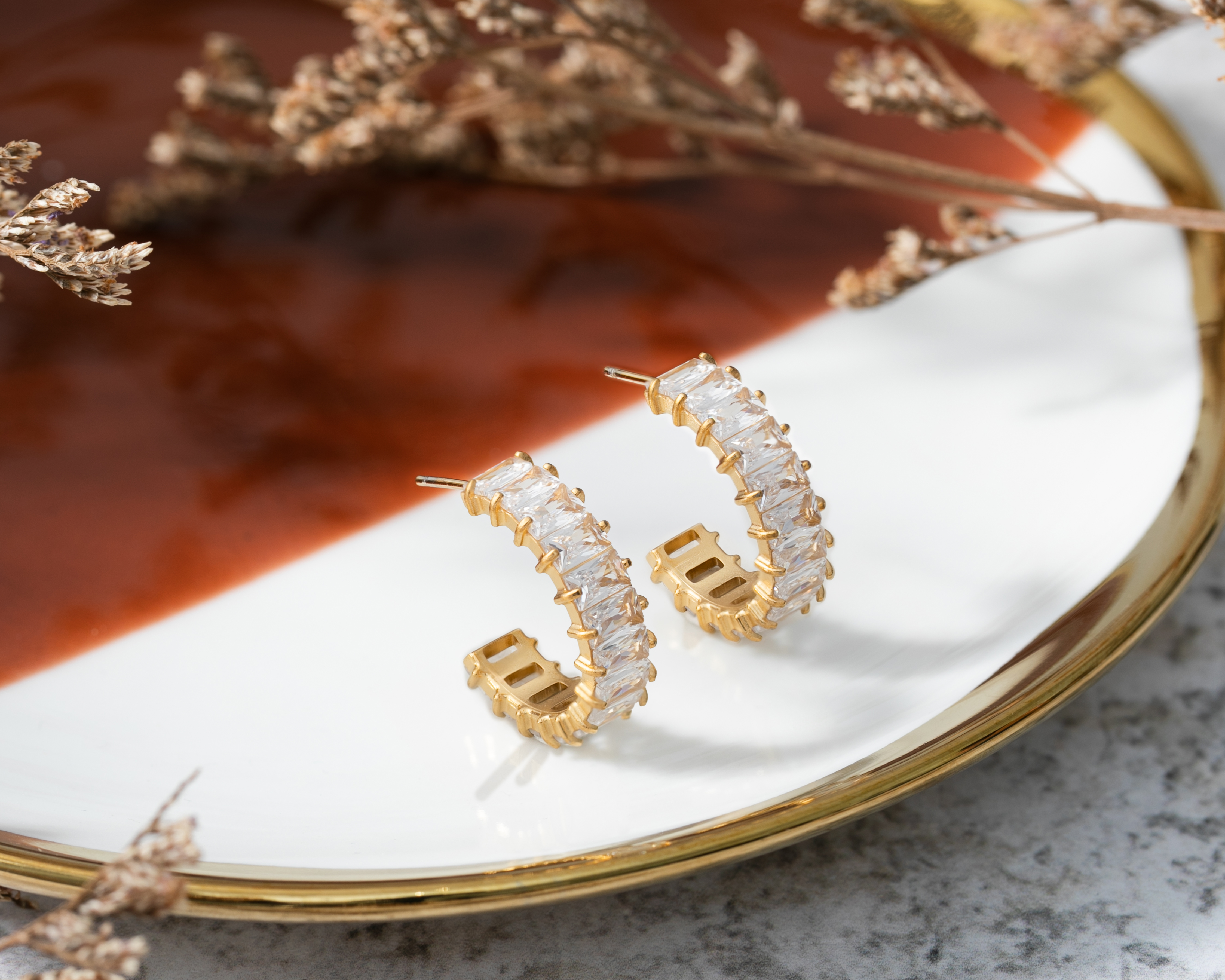 Foto 4 pulgar | Foto 3 | Arracadas de Medio Aro Chapa de Oro 18 K Jennifer Lopez