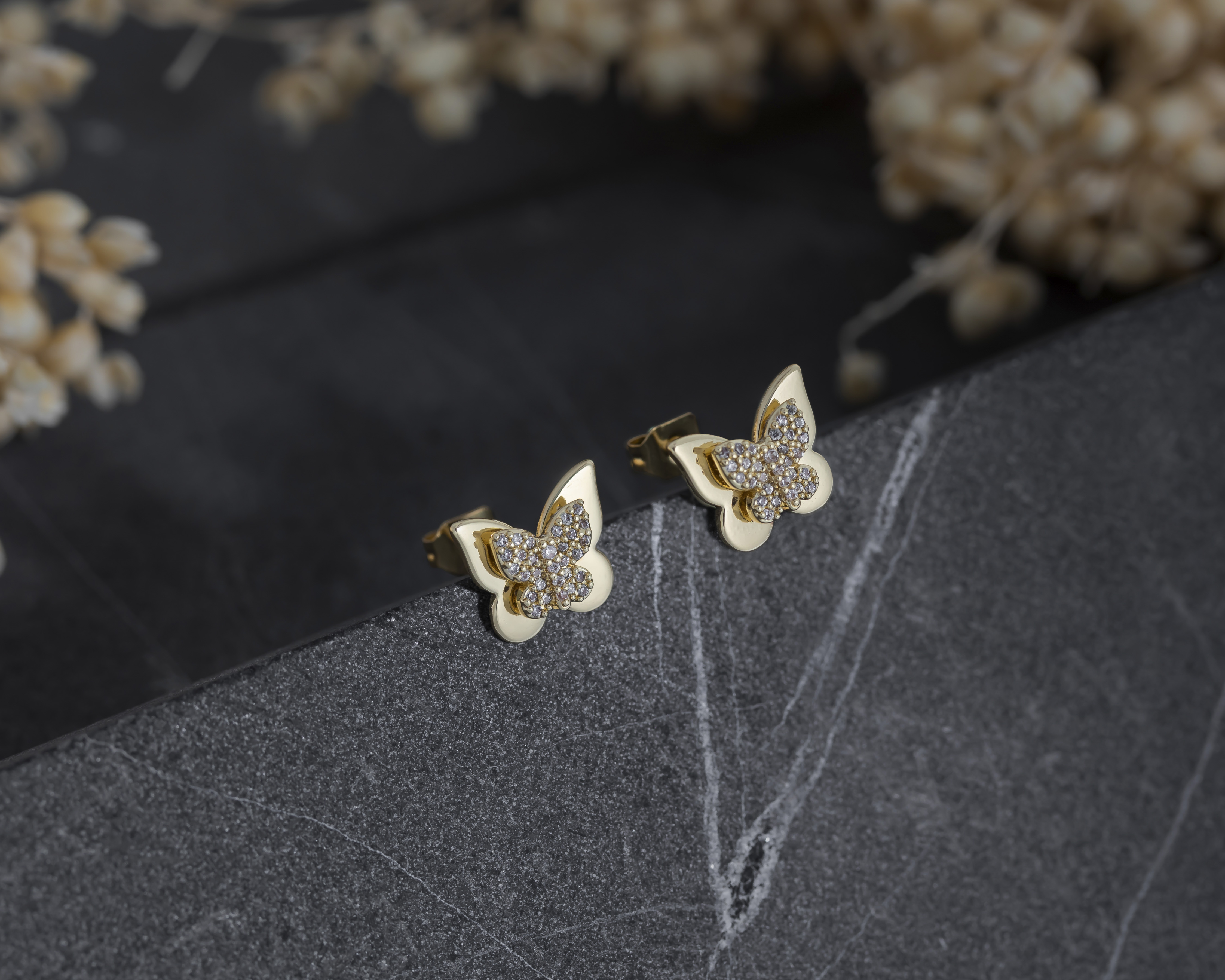 Foto 4 pulgar | Foto 3 | Aretes Chapa de Oro By Adina Eden