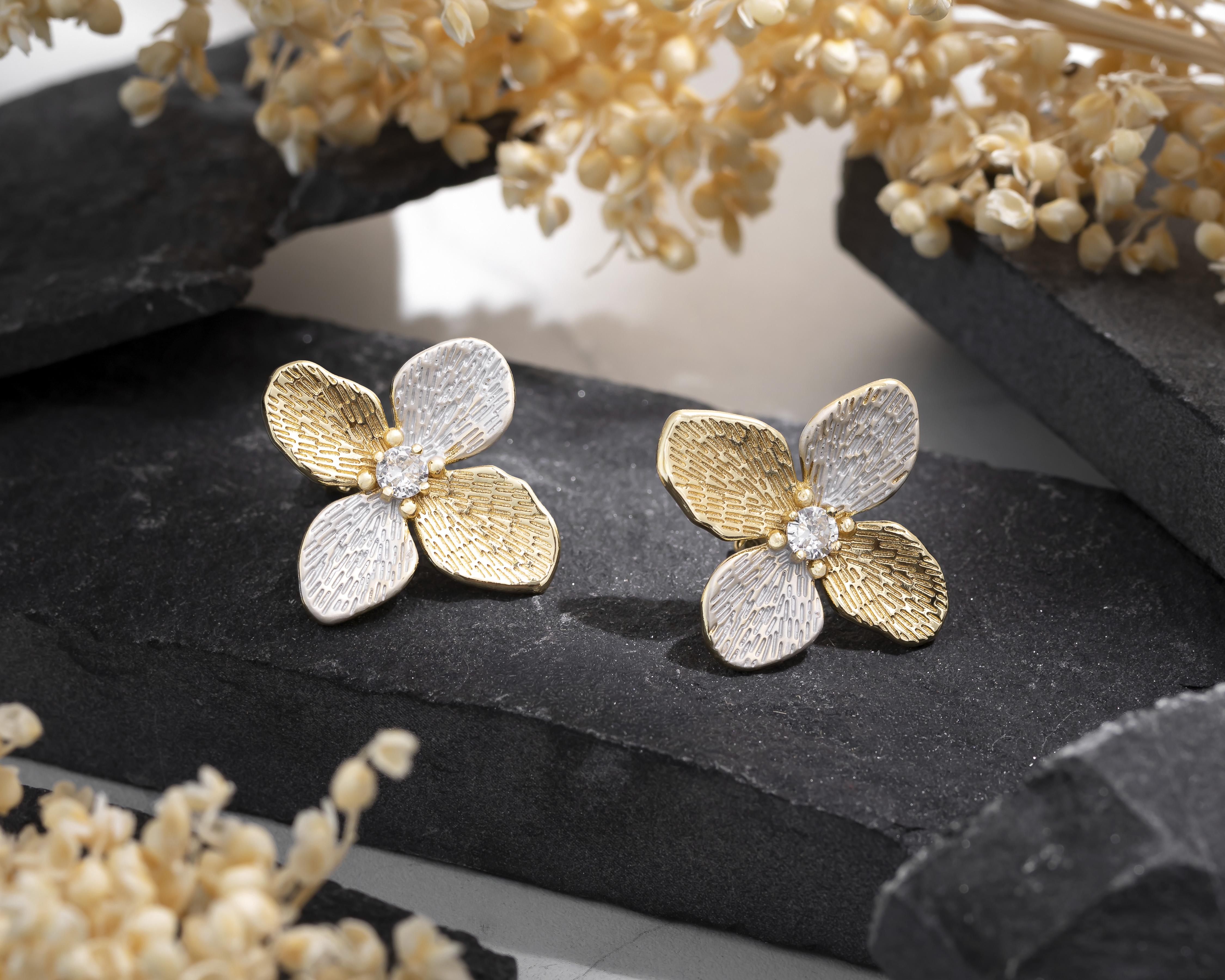 Foto 3 | Foto 3 | Aretes Flor de Chapa de Oro 18 K Plafer