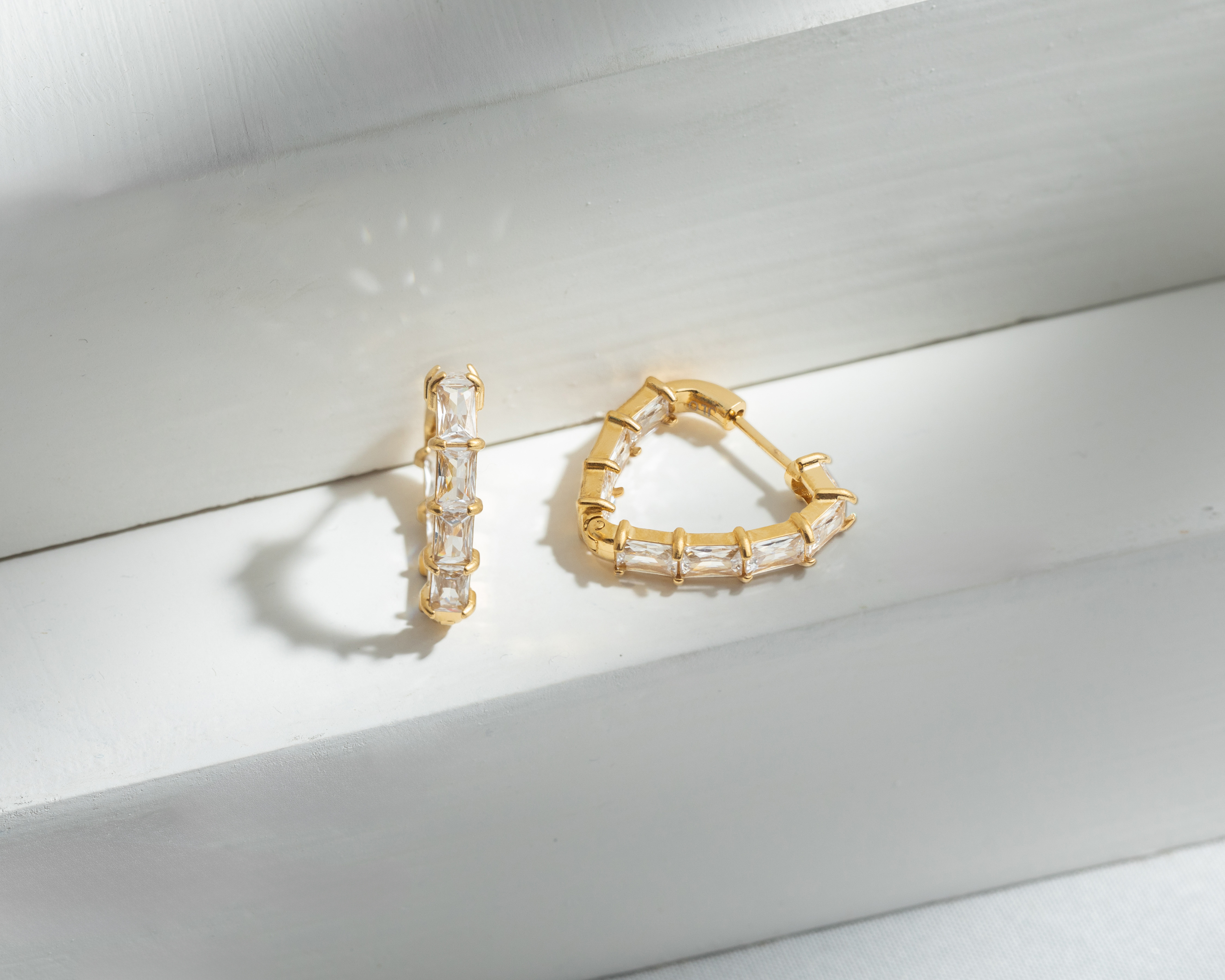 Foto 4 pulgar | Foto 3 | Arracadas Triangulares Chapa de Oro 18k Jennifer Lopez