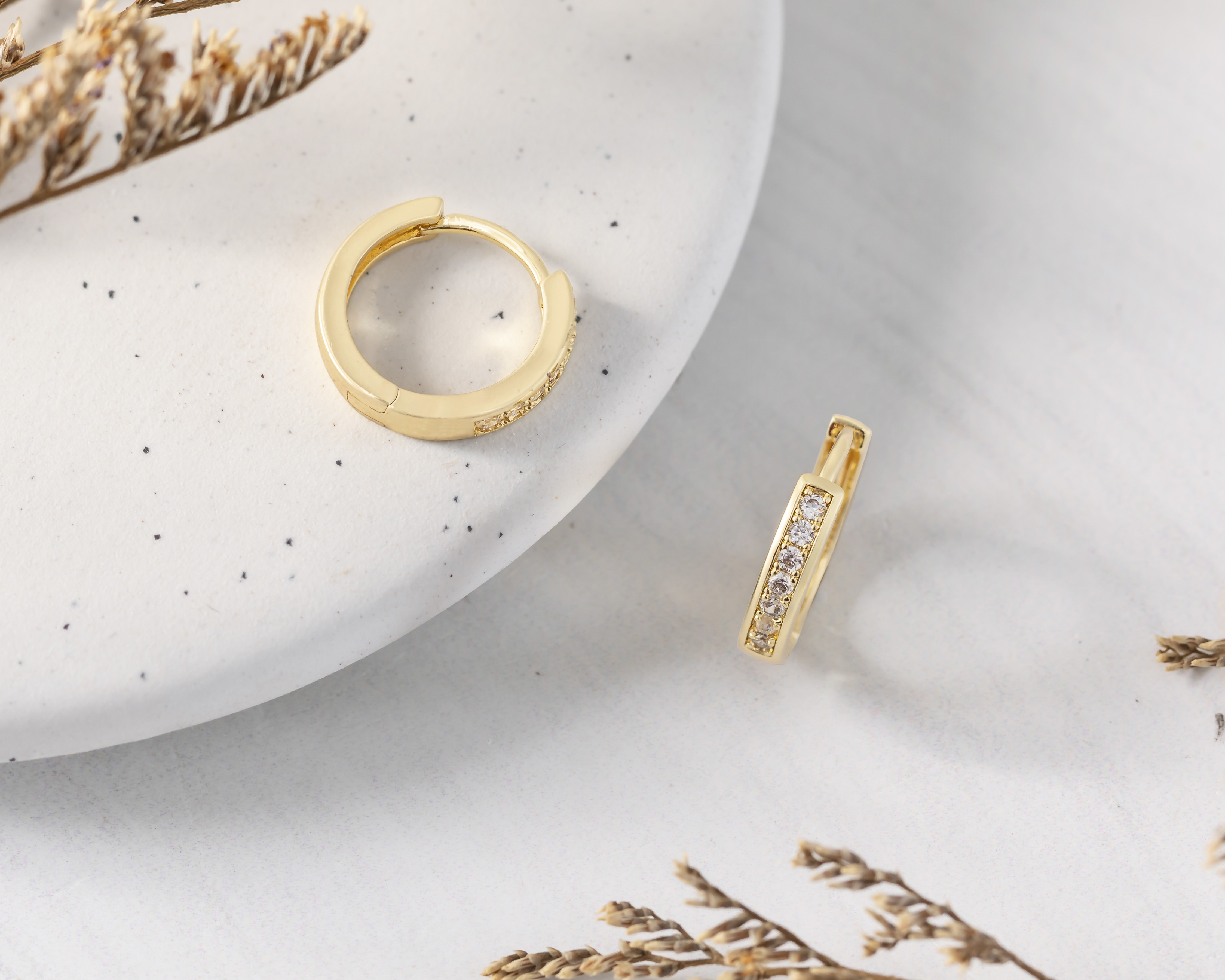 Foto 4 pulgar | Foto 3 | Aretes Chapa de Oro 18k NK Chapa