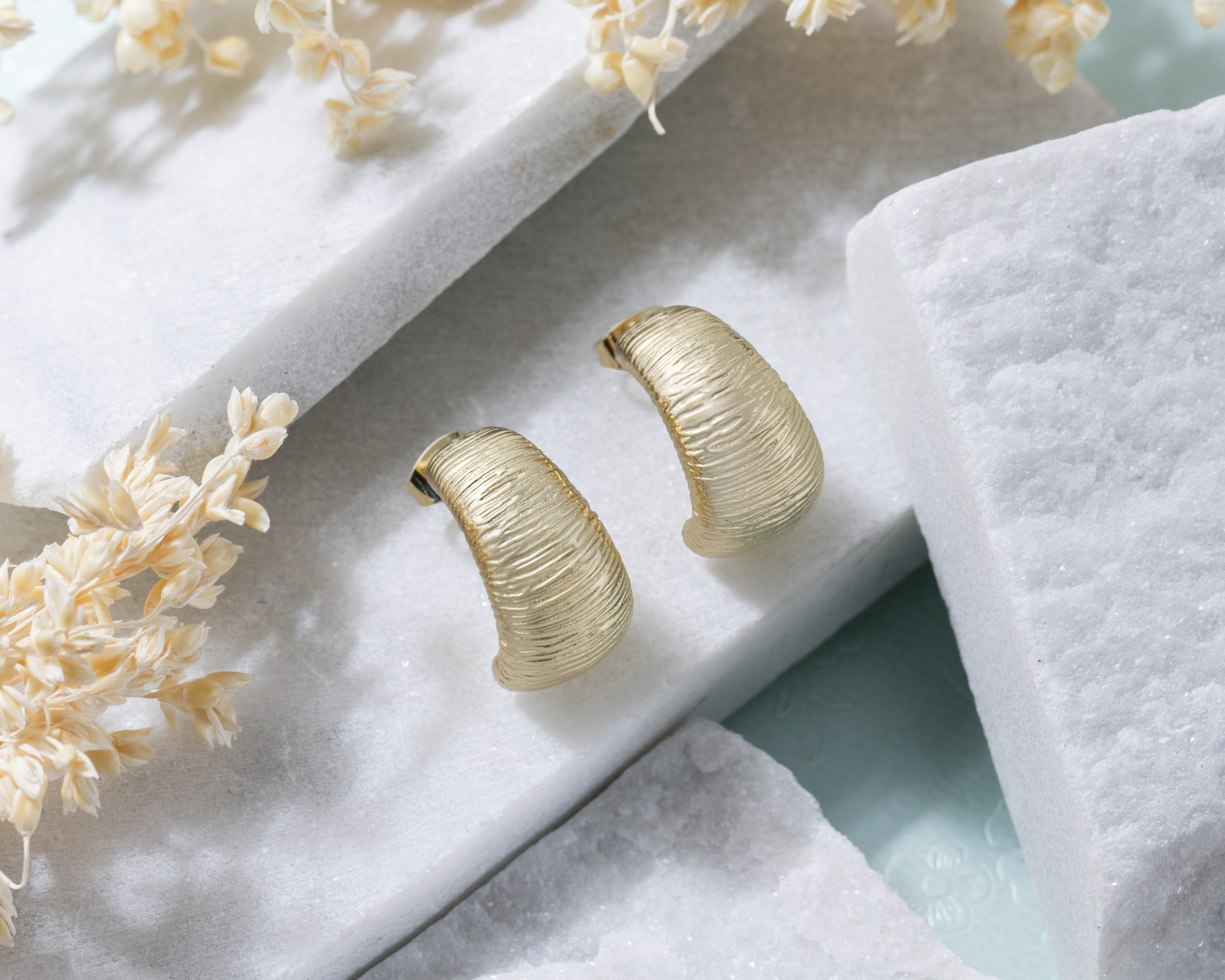 Foto 4 pulgar | Foto 3 | Aretes Chapa de Oro Sentimientos
