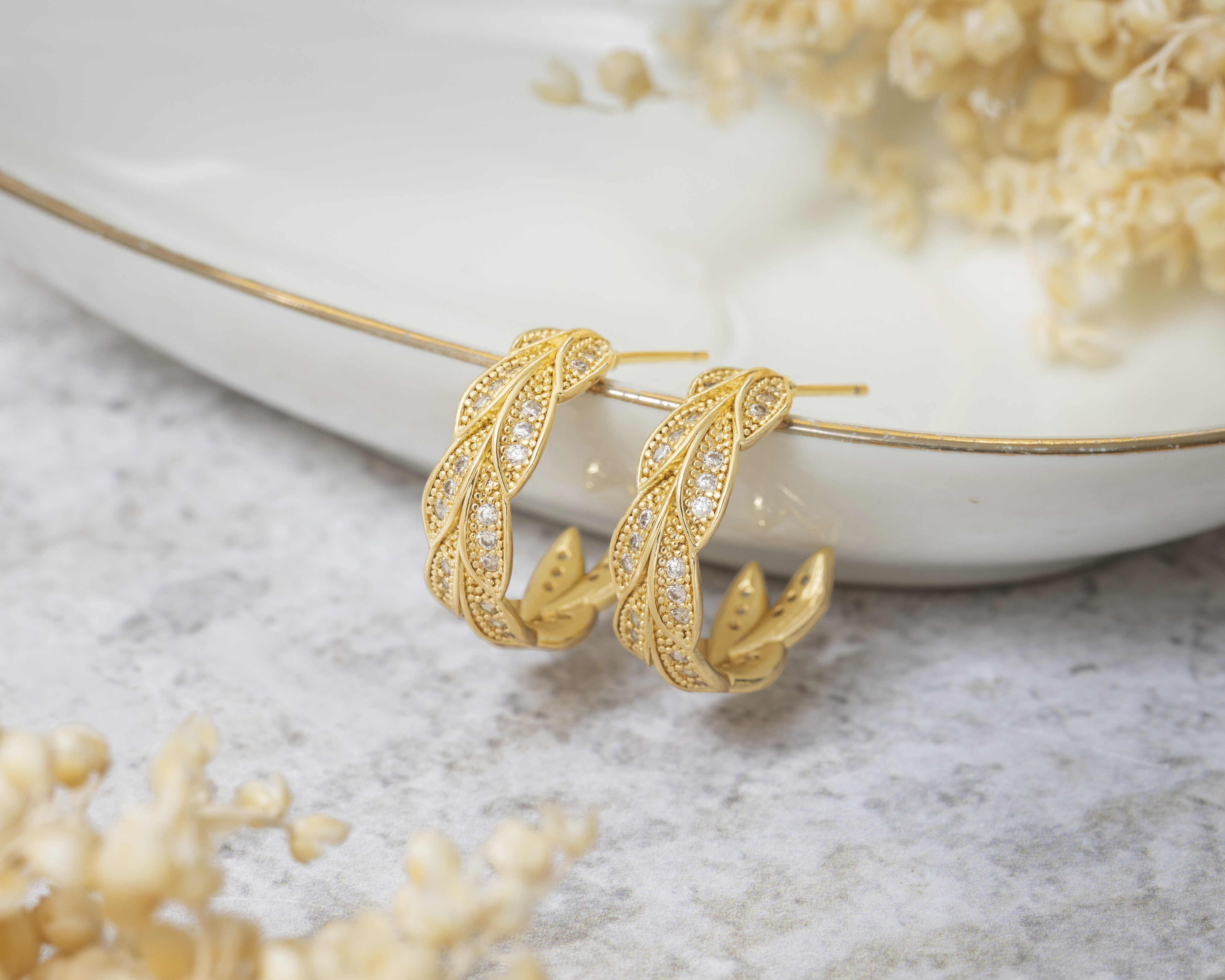 Foto 4 pulgar | Foto 3 | Aretes Chapa de Oro 18k Mashala