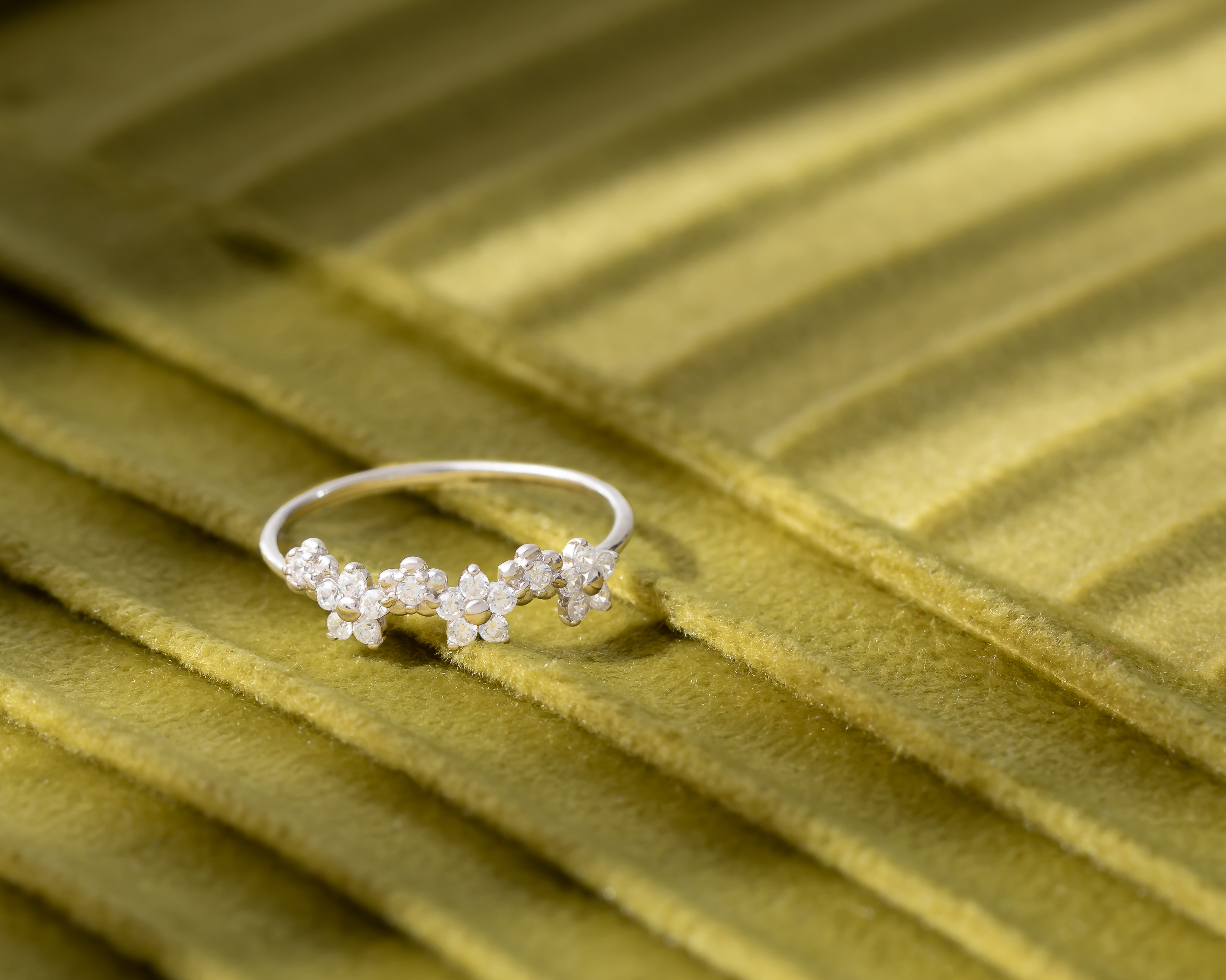 Foto 5 pulgar | Foto 4 | Anillo Flores de Plata Sahara Talla 7