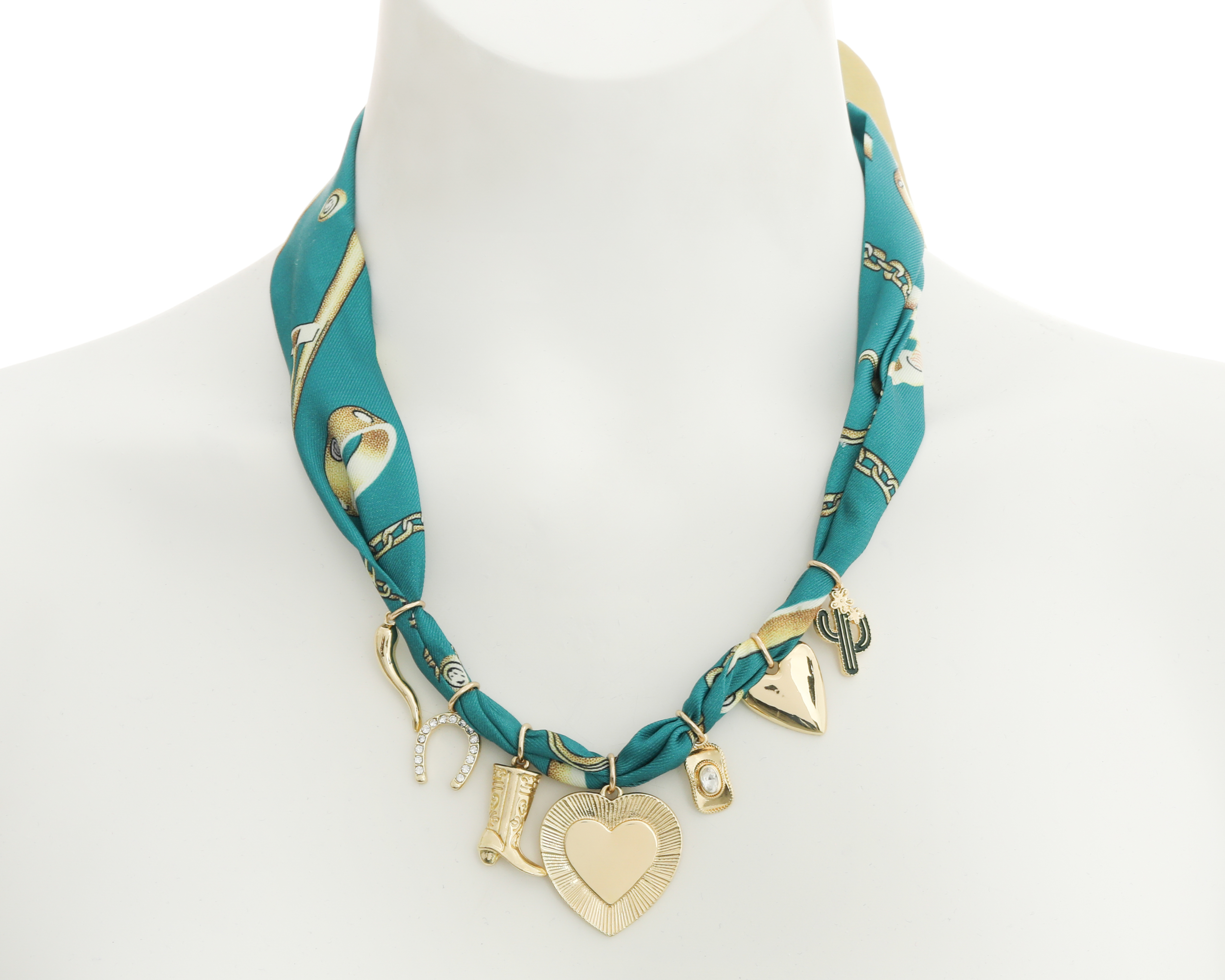 Foto 4 | Foto 4 | Collar de Seda By Adina Eden con Dijes en Chapa de Oro 14k