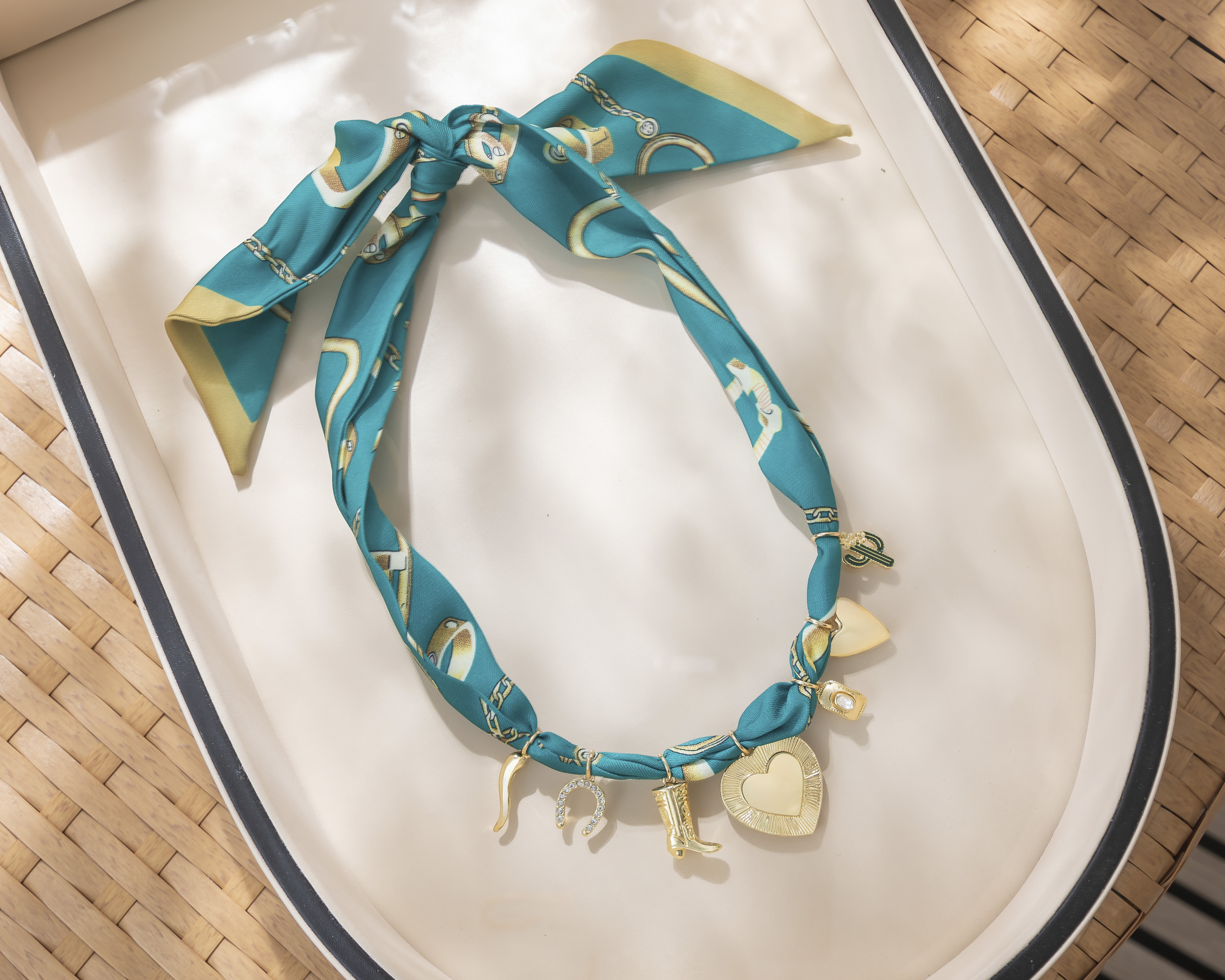 Foto 5 | Foto 5 | Collar de Seda By Adina Eden con Dijes en Chapa de Oro 14k