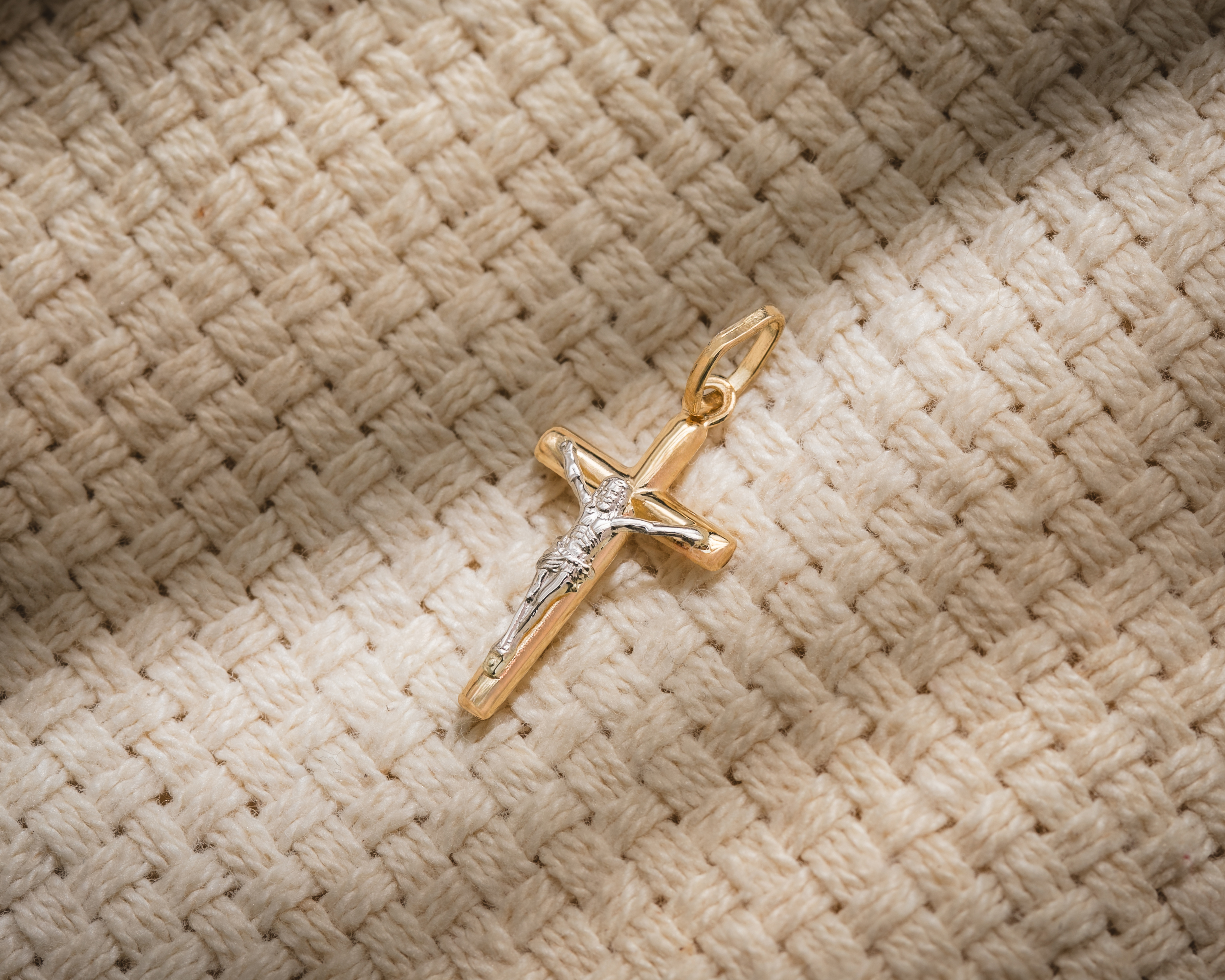 Foto 5 pulgar | Foto 4 | Dije Crucifijo de Oro 10k Divikuo