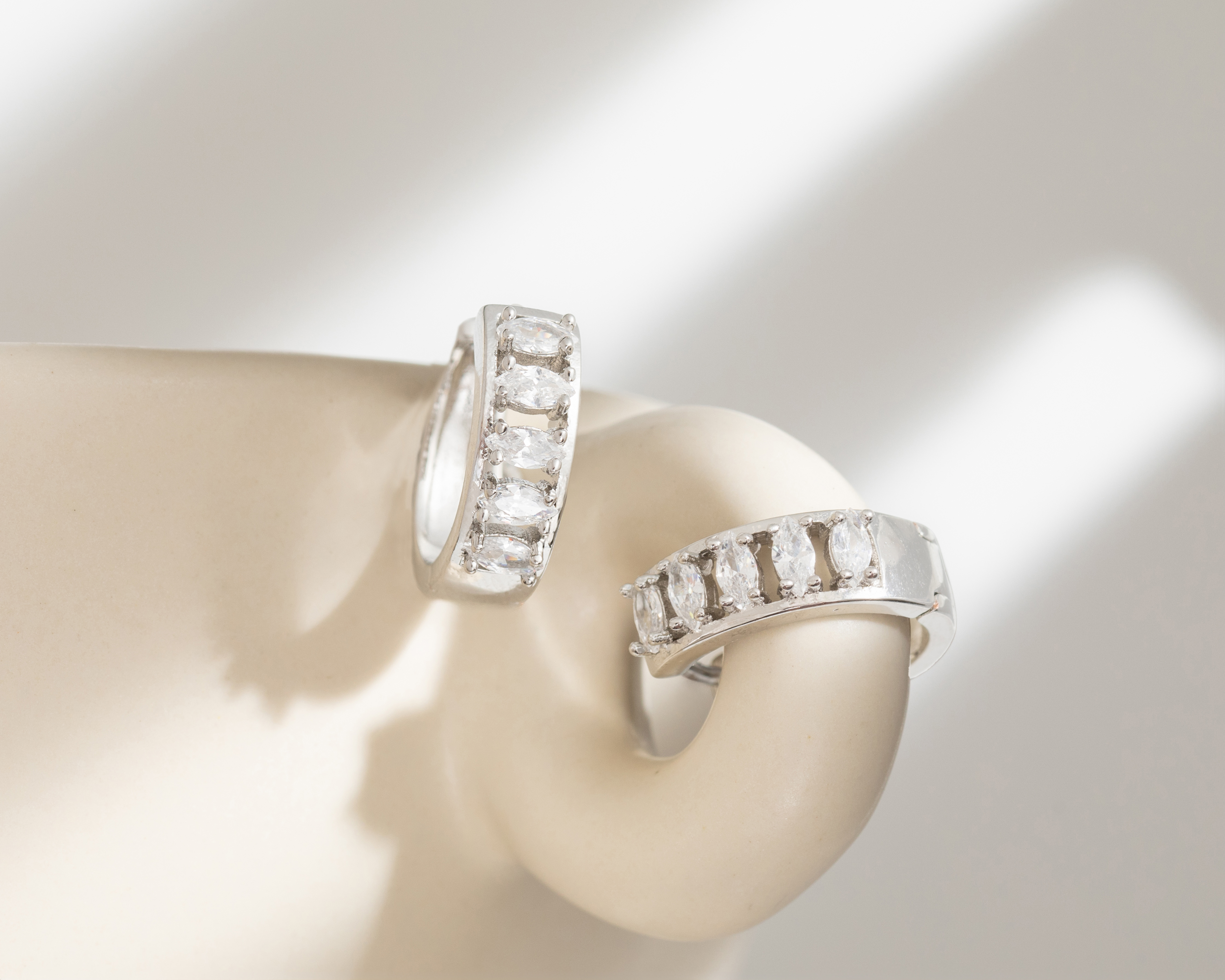 Foto 4 pulgar | Foto 3 | Aretes de Chapa de Oro 18K Plafer