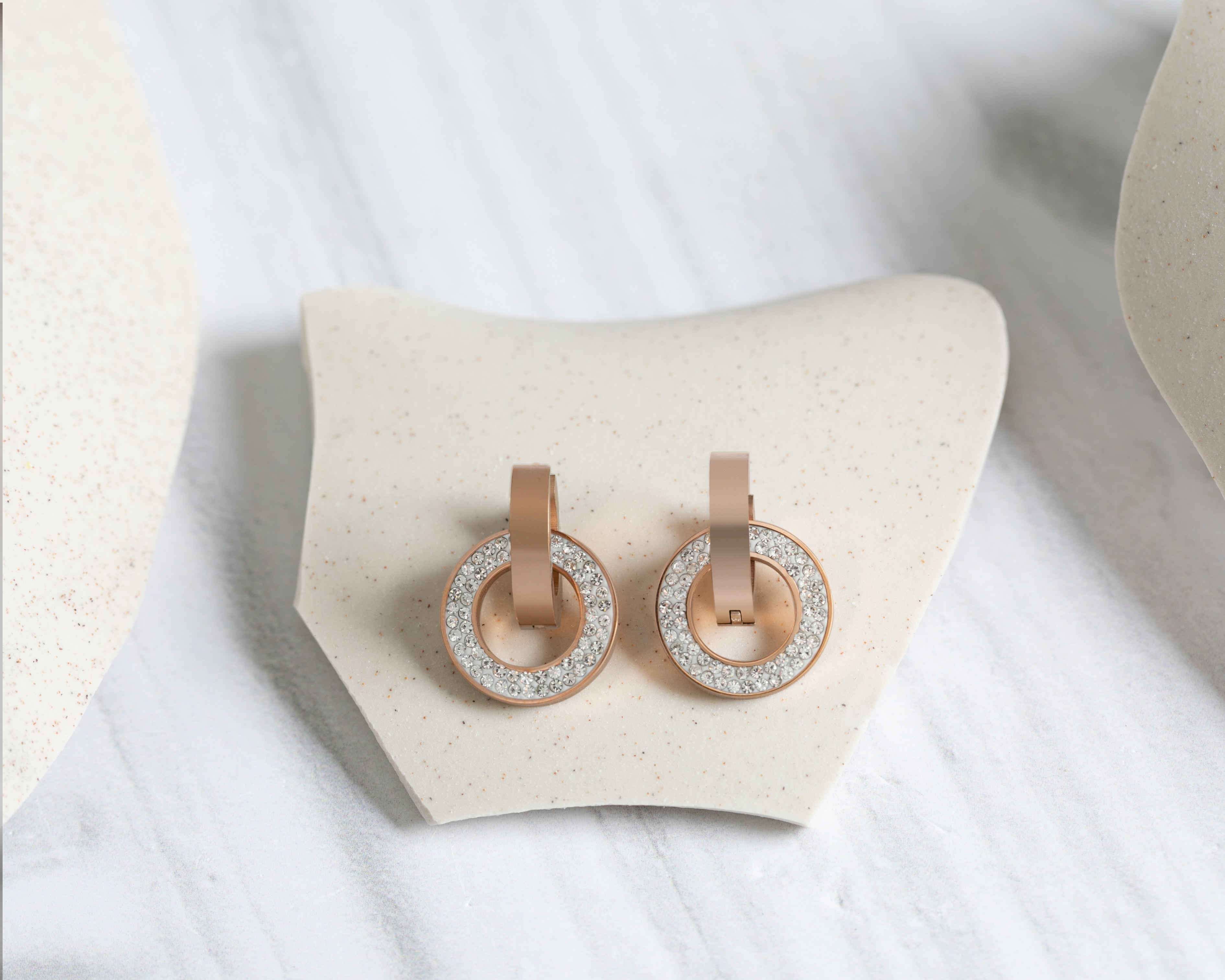 Foto 4 pulgar | Foto 3 | Aretes de Acero Inoxidable Jennifer Lopez