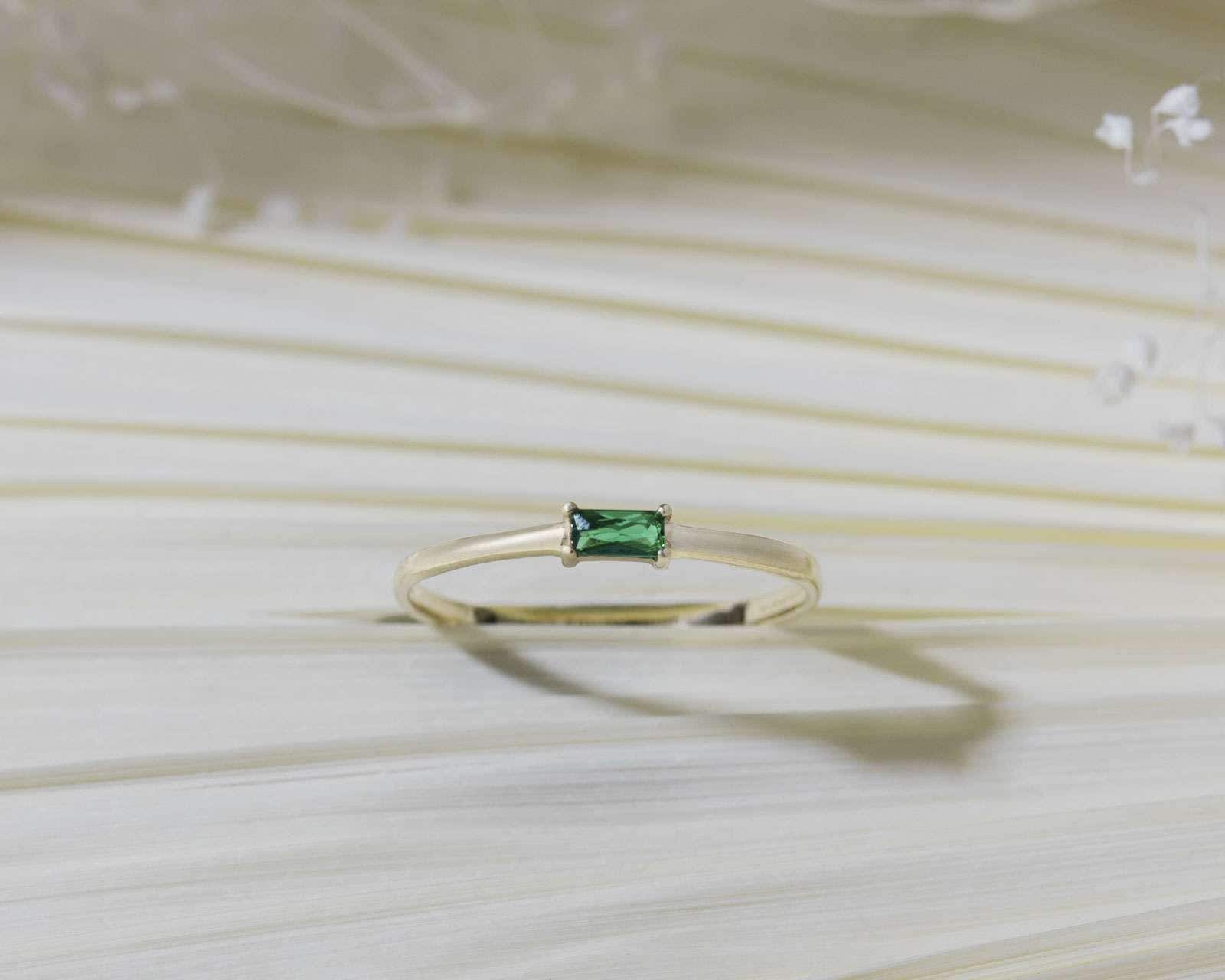 Foto 6 pulgar | Foto 5 | Anillo de Oro 10K Sentimientos Baguette Verde Talla 7-7.5