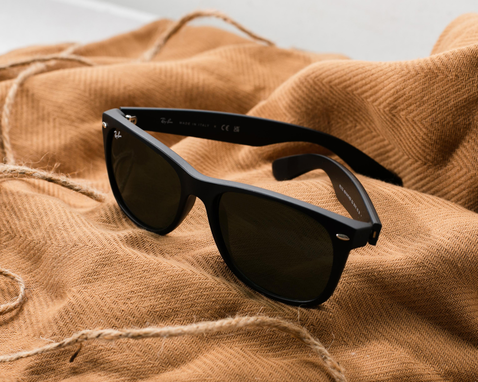 Foto 6 pulgar | Foto 5 | Lentes de Sol Ray Ban Wayfarer Negros