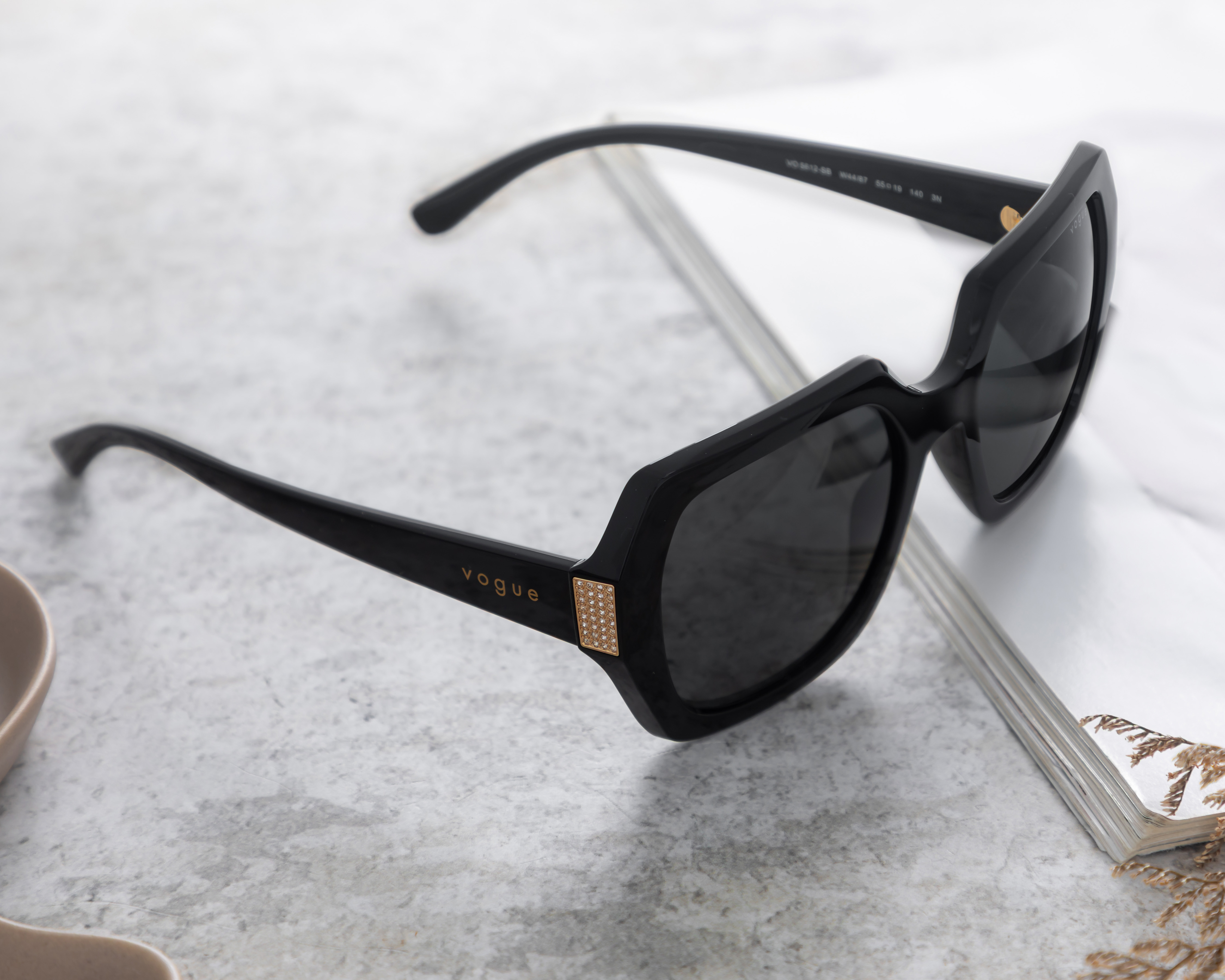 Foto 7 pulgar | Foto 6 | Lentes de Sol para Mujer Vogue Cuadrados Negros