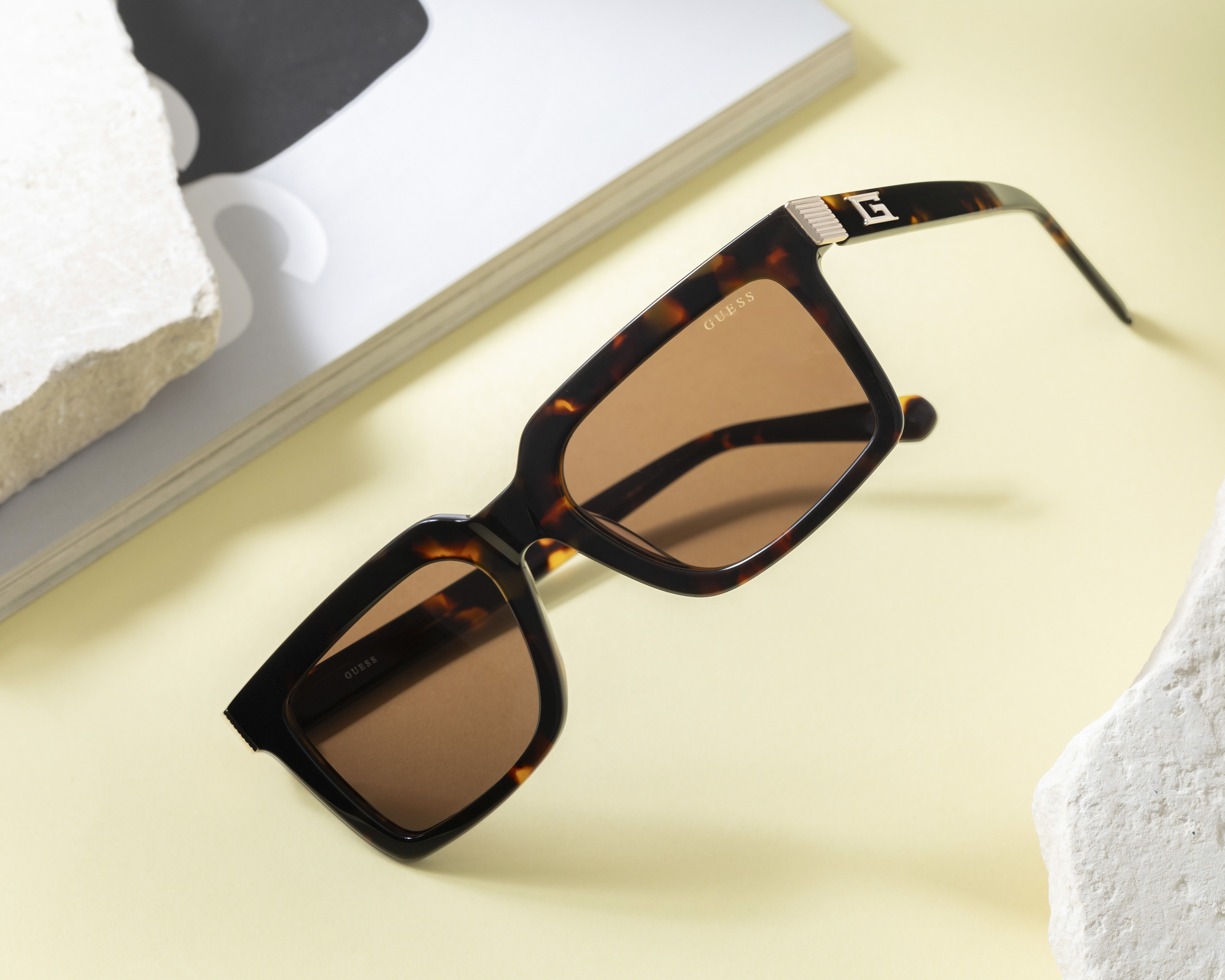 Foto 7 pulgar | Foto 6 | Lentes de Sol para Mujer Guess Rectangulares GU002135552E Havana