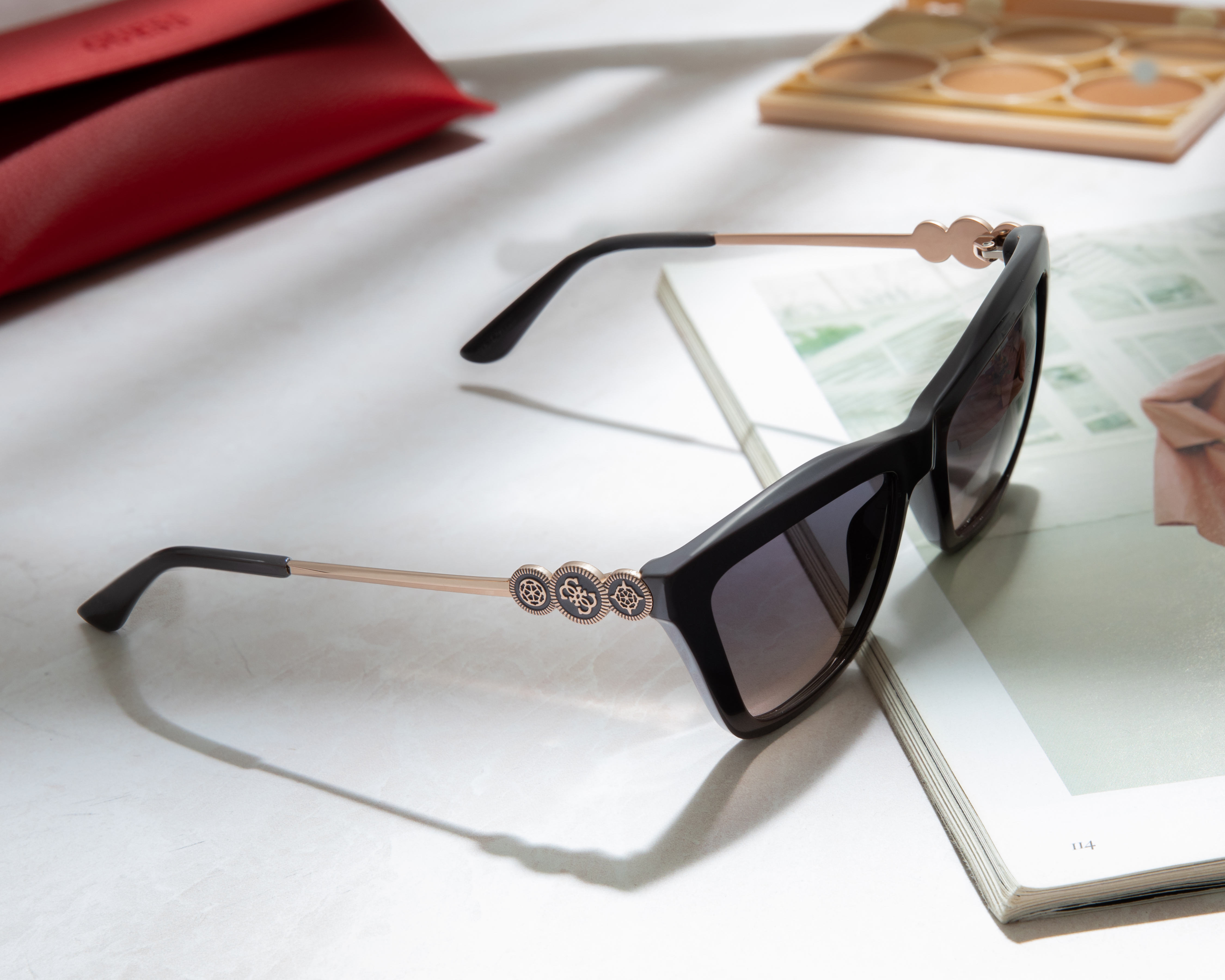 Foto 7 pulgar | Foto 6 | Lentes de Sol para Mujer Guess Wayfarer GU001915647F Dorado