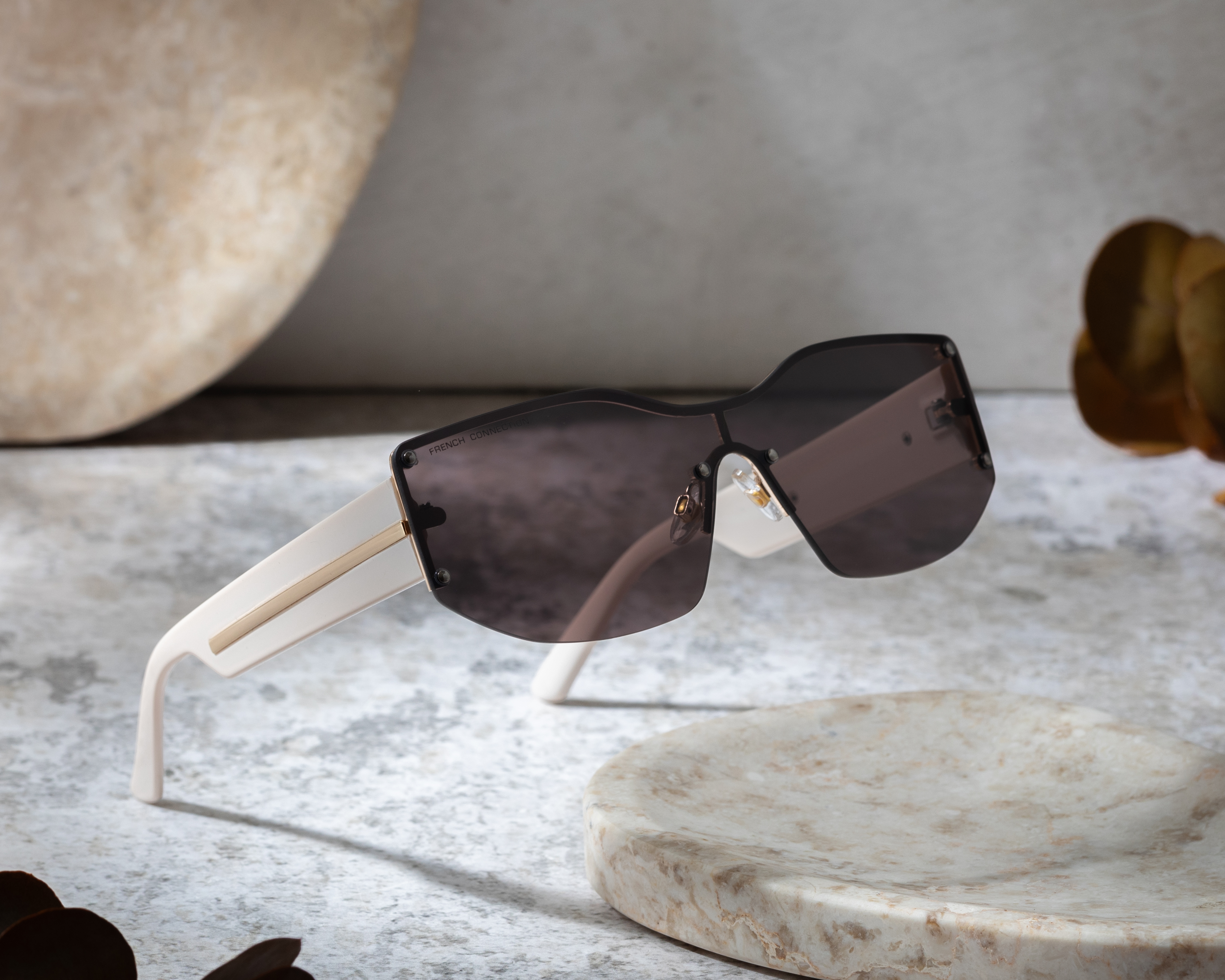 Foto 7 pulgar | Foto 6 | Lentes de Sol para Mujer French Connection Shield Faye Dorado