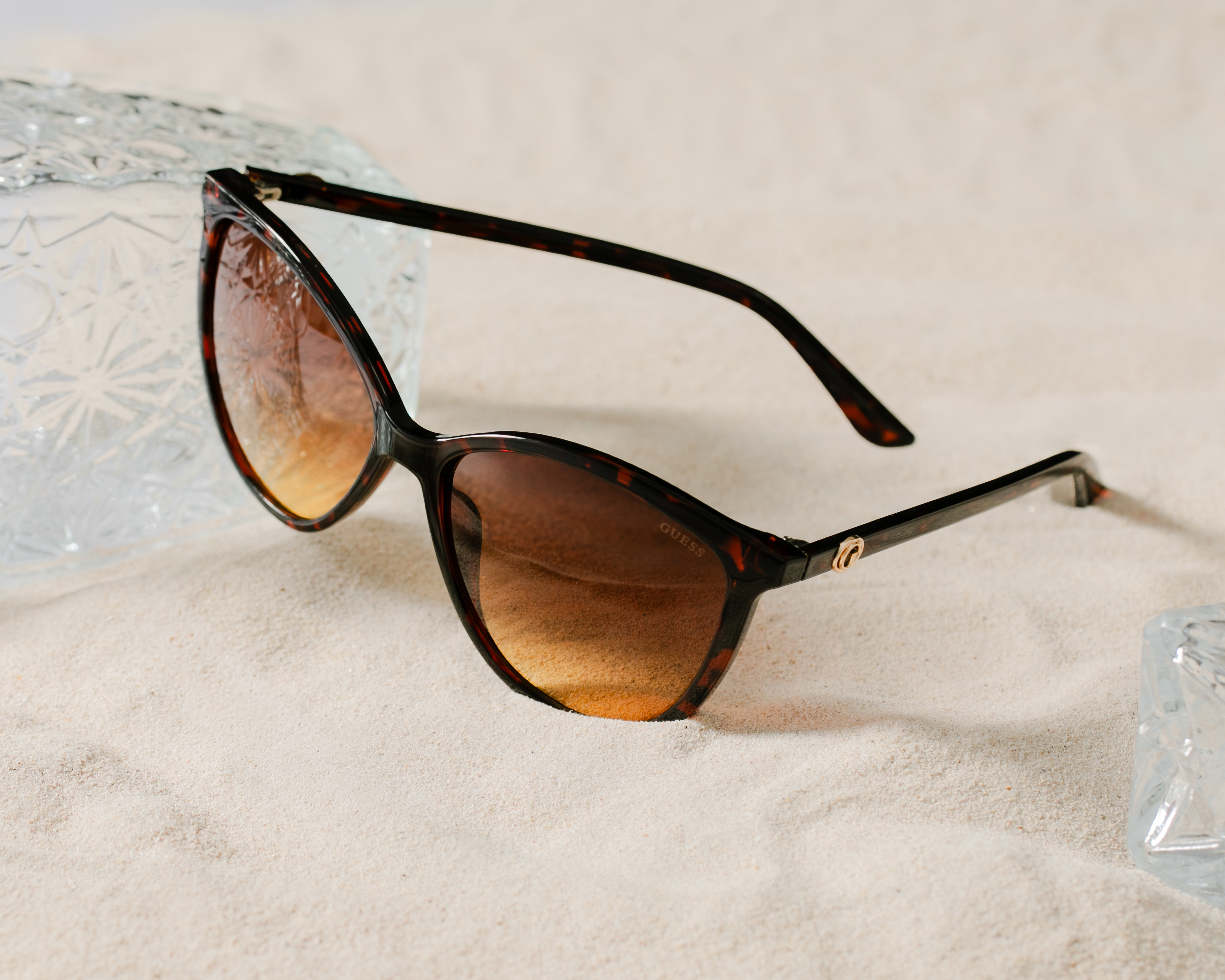 Foto 7 pulgar | Foto 6 | Lentes de Sol para Mujer Guess Ojo de Gato Cafés