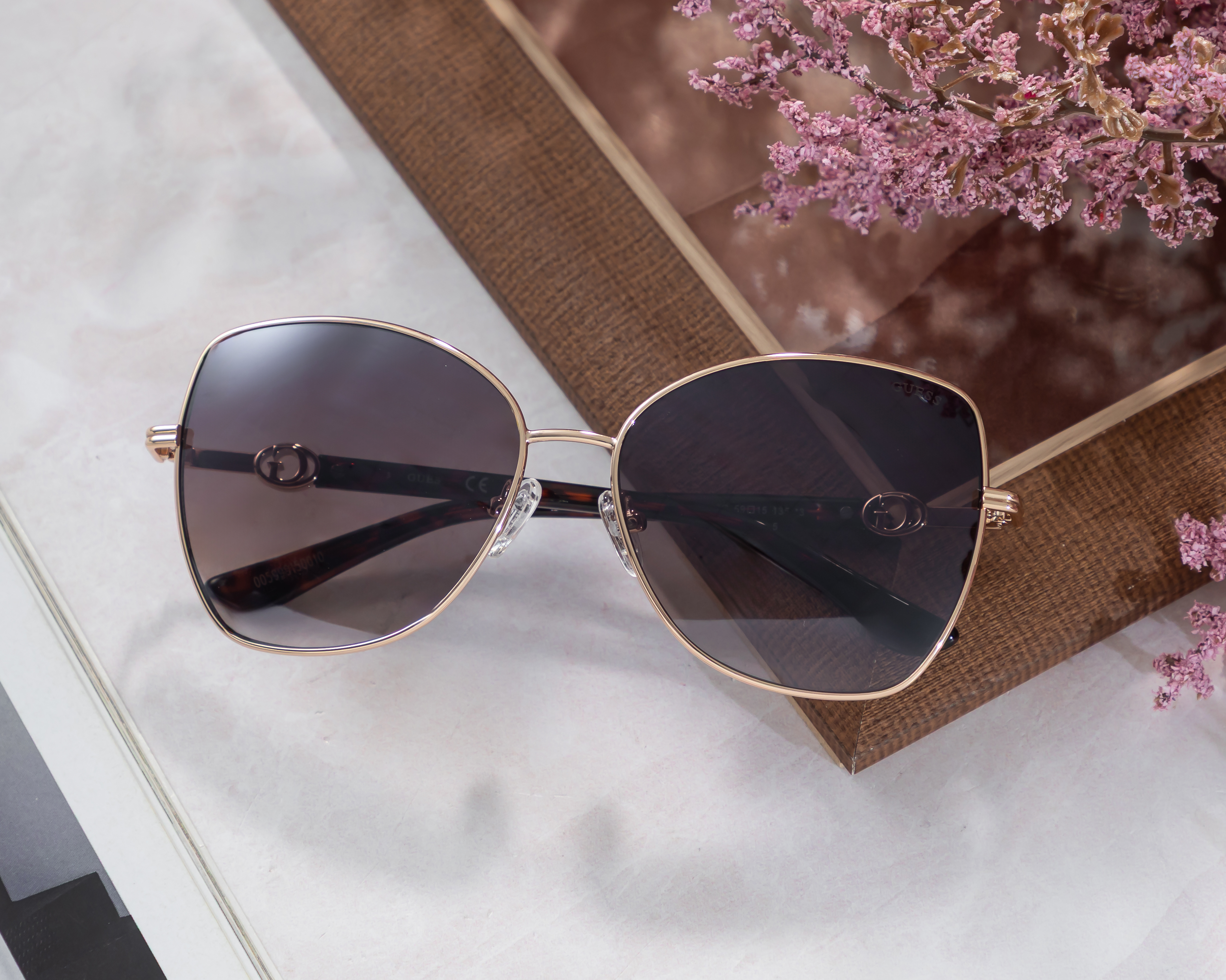 Foto 7 pulgar | Foto 6 | Lentes de Sol para Mujer Guess Mariposa Dorados