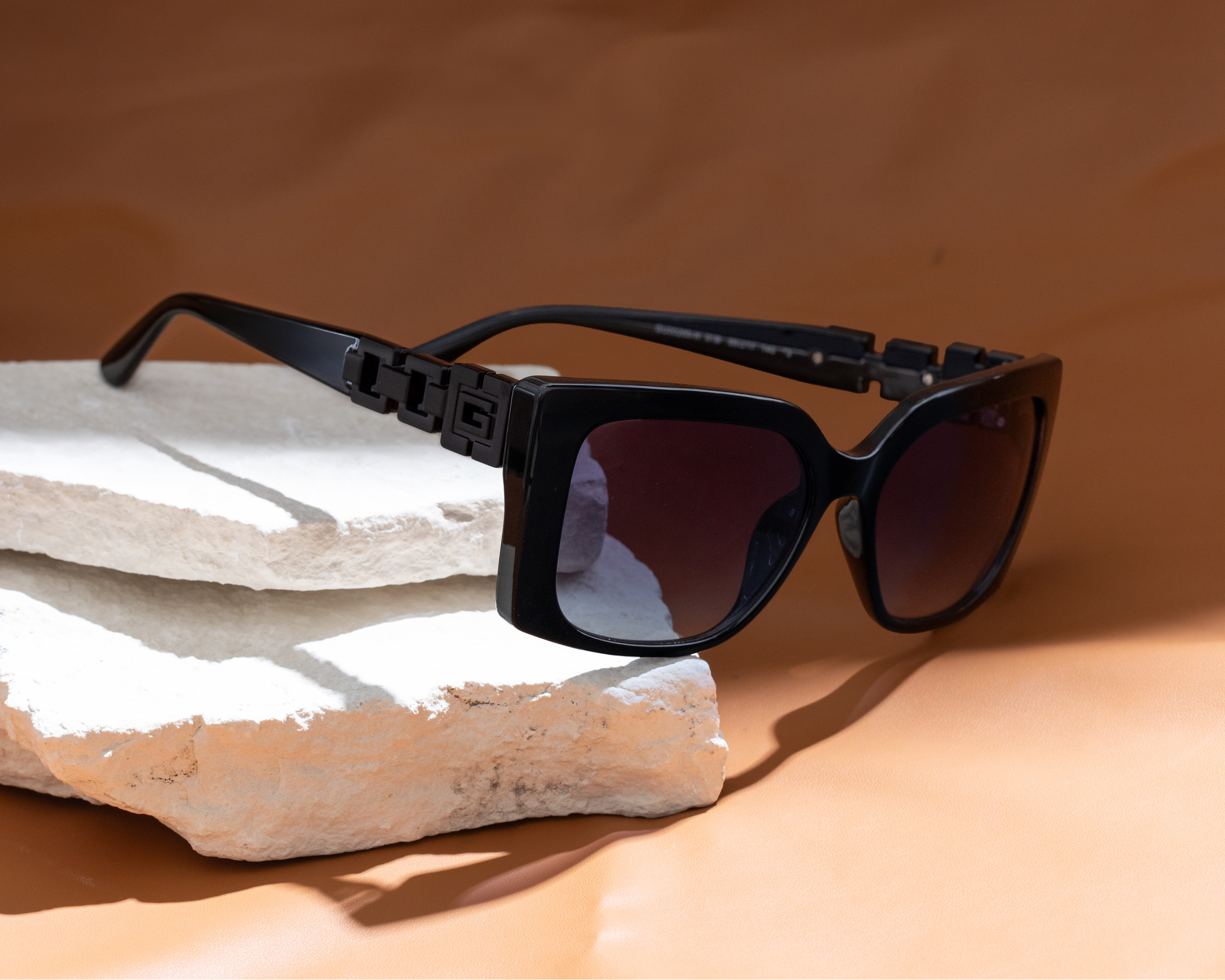 Foto 7 pulgar | Foto 6 | Lentes de Sol para Mujer Guess Rectangulares GU00265-H Negros