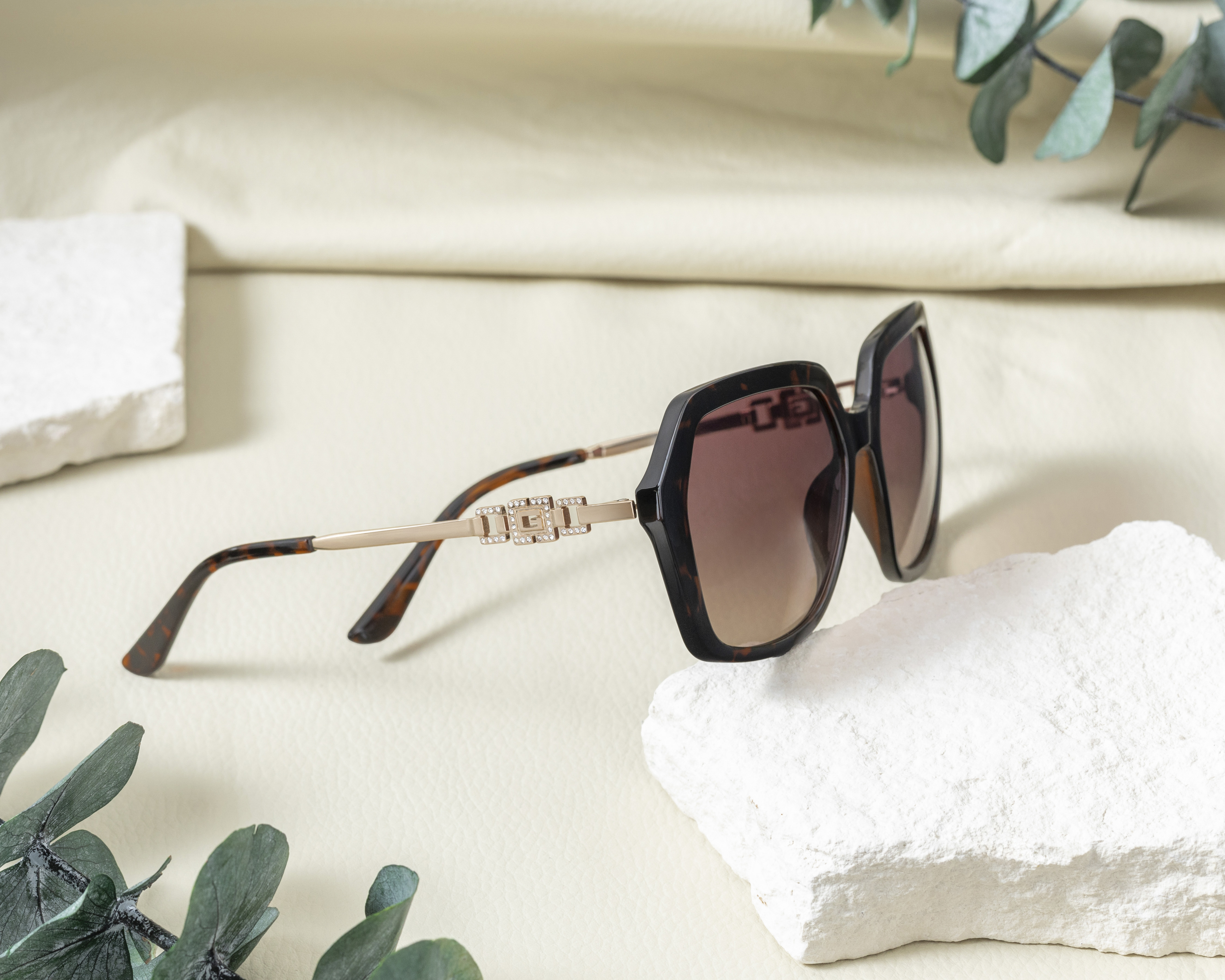 Foto 7 pulgar | Foto 6 | Lentes de Sol para Mujer Guess Hexagonales GU00267 Havana