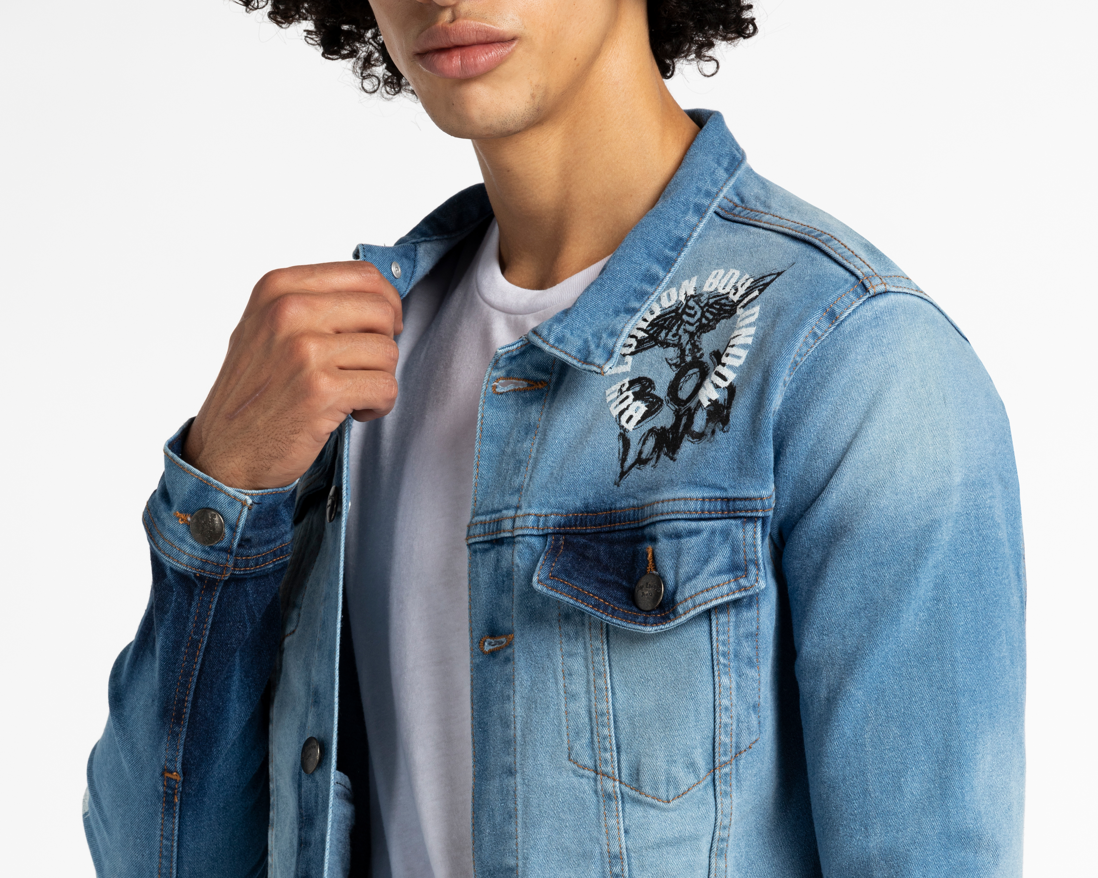 Foto 4 pulgar | Foto 3 | Chamarra Boy London Trucker de Mezclilla