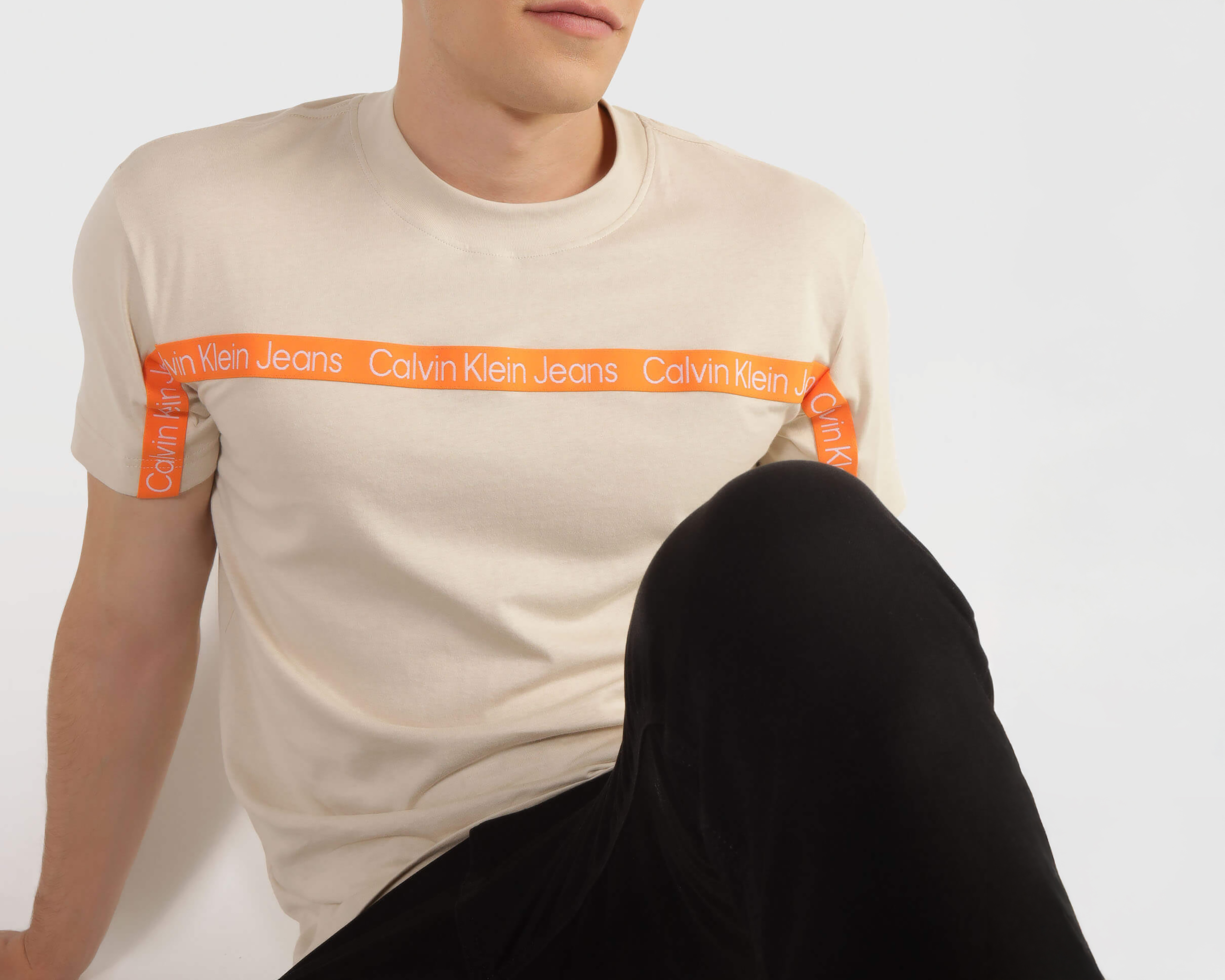 Foto 5 pulgar | Foto 4 | Playera de Cuello Redondo Beige Calvin Klein para Hombre