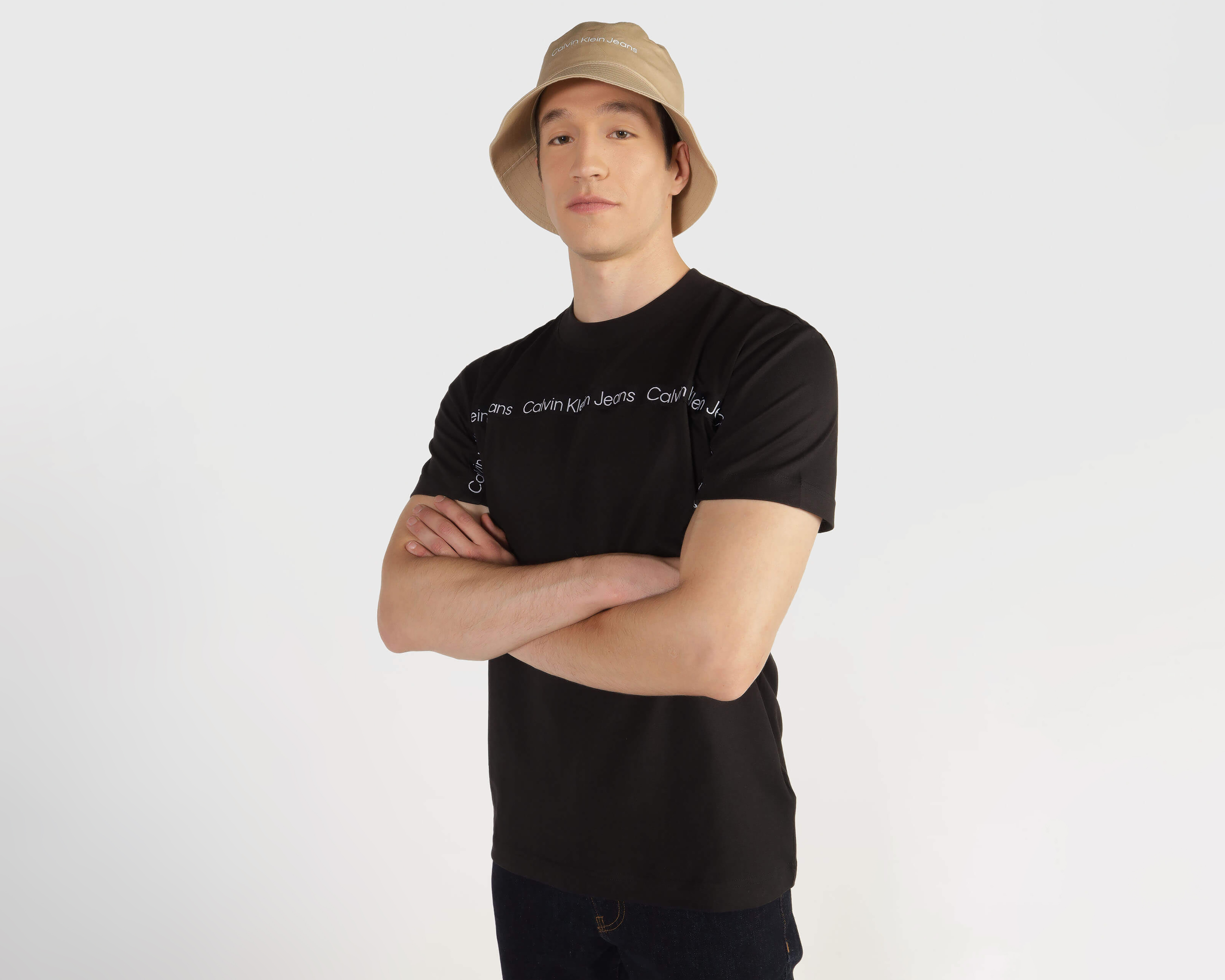 Foto 2 pulgar | Foto 1 | Playera de Cuello Redondo Negra Calvin Klein para Hombre