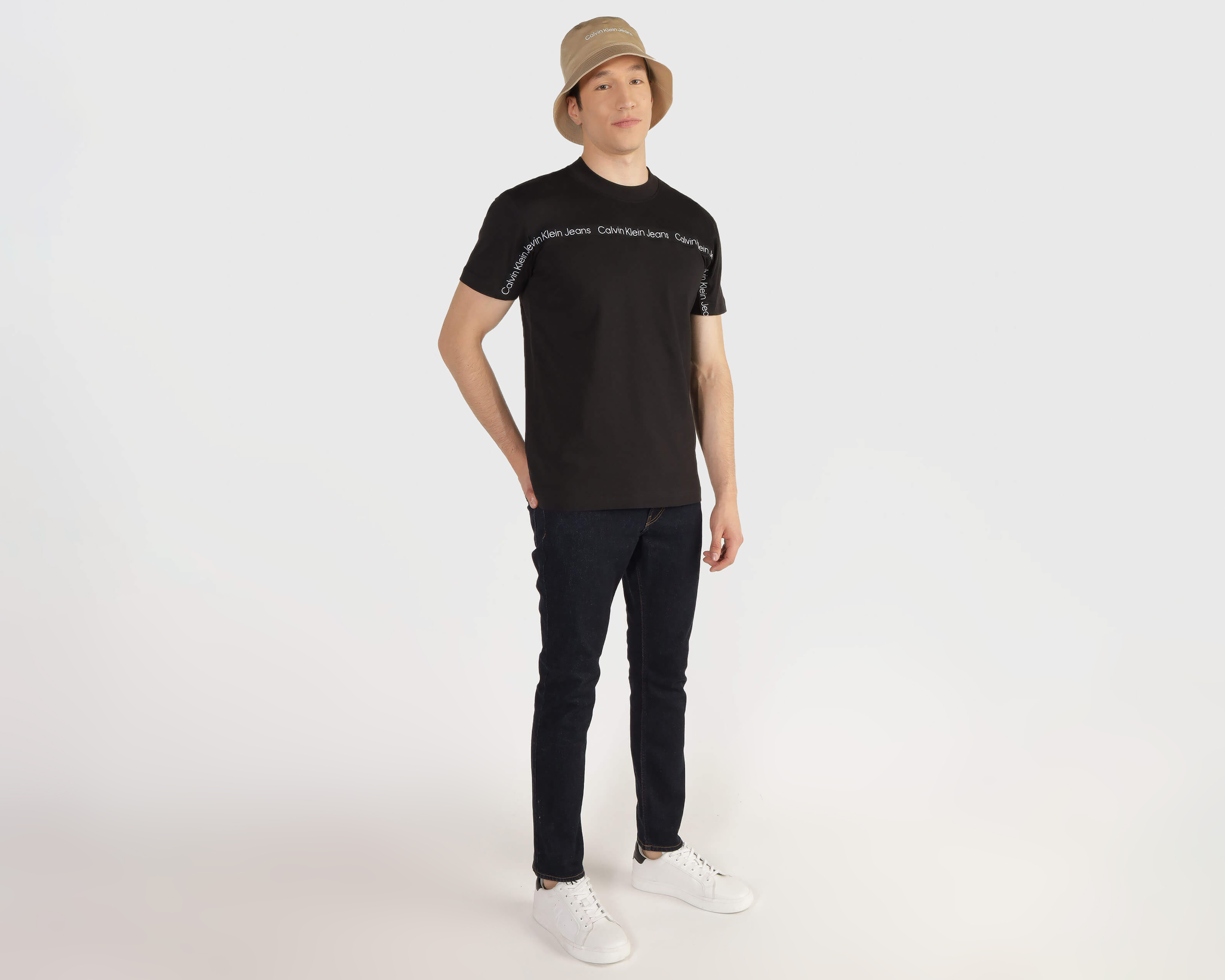 Foto 3 pulgar | Foto 2 | Playera de Cuello Redondo Negra Calvin Klein para Hombre