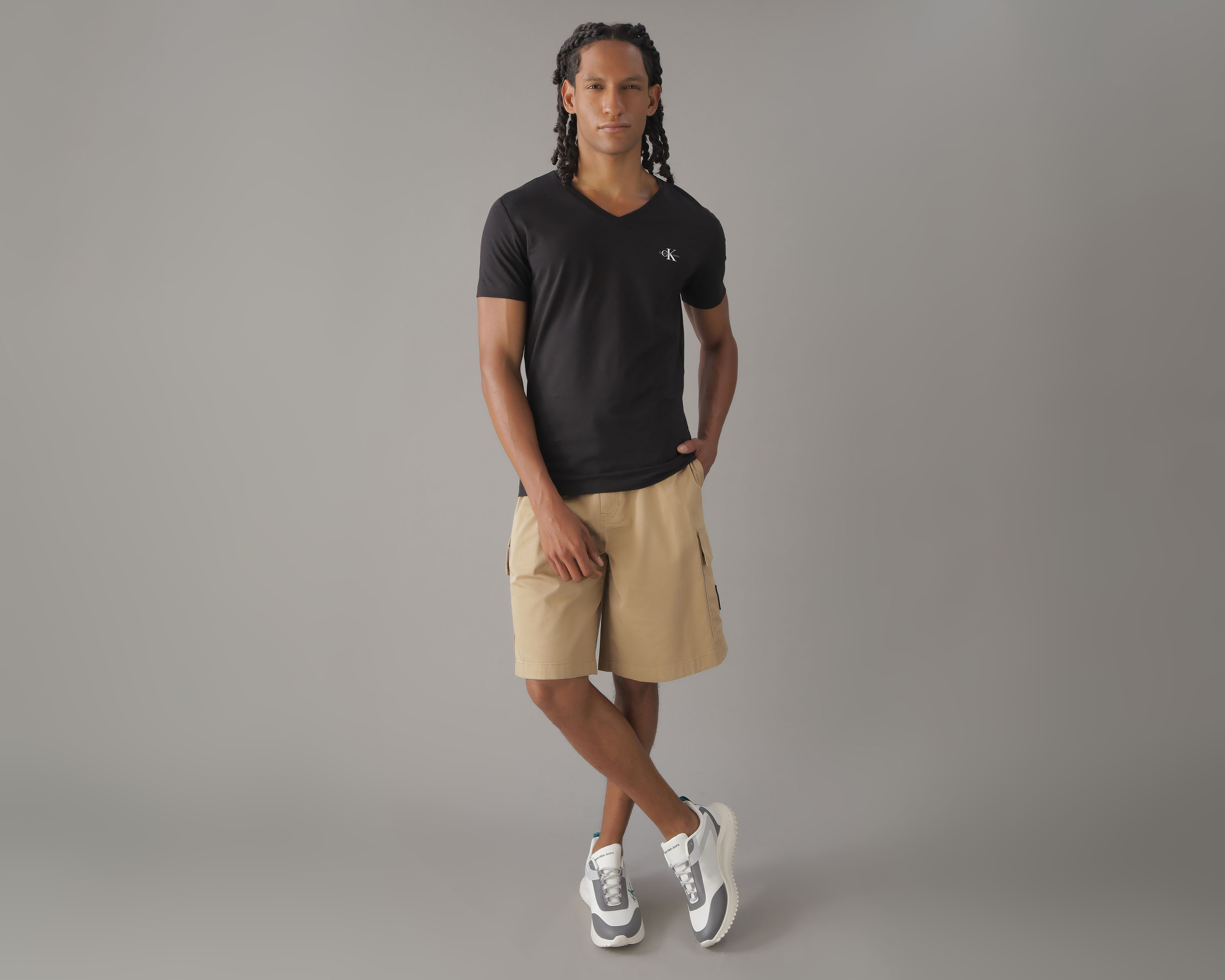 Foto 3 pulgar | Foto 2 | Playera de Cuello V Negra Calvin Klein para Hombre
