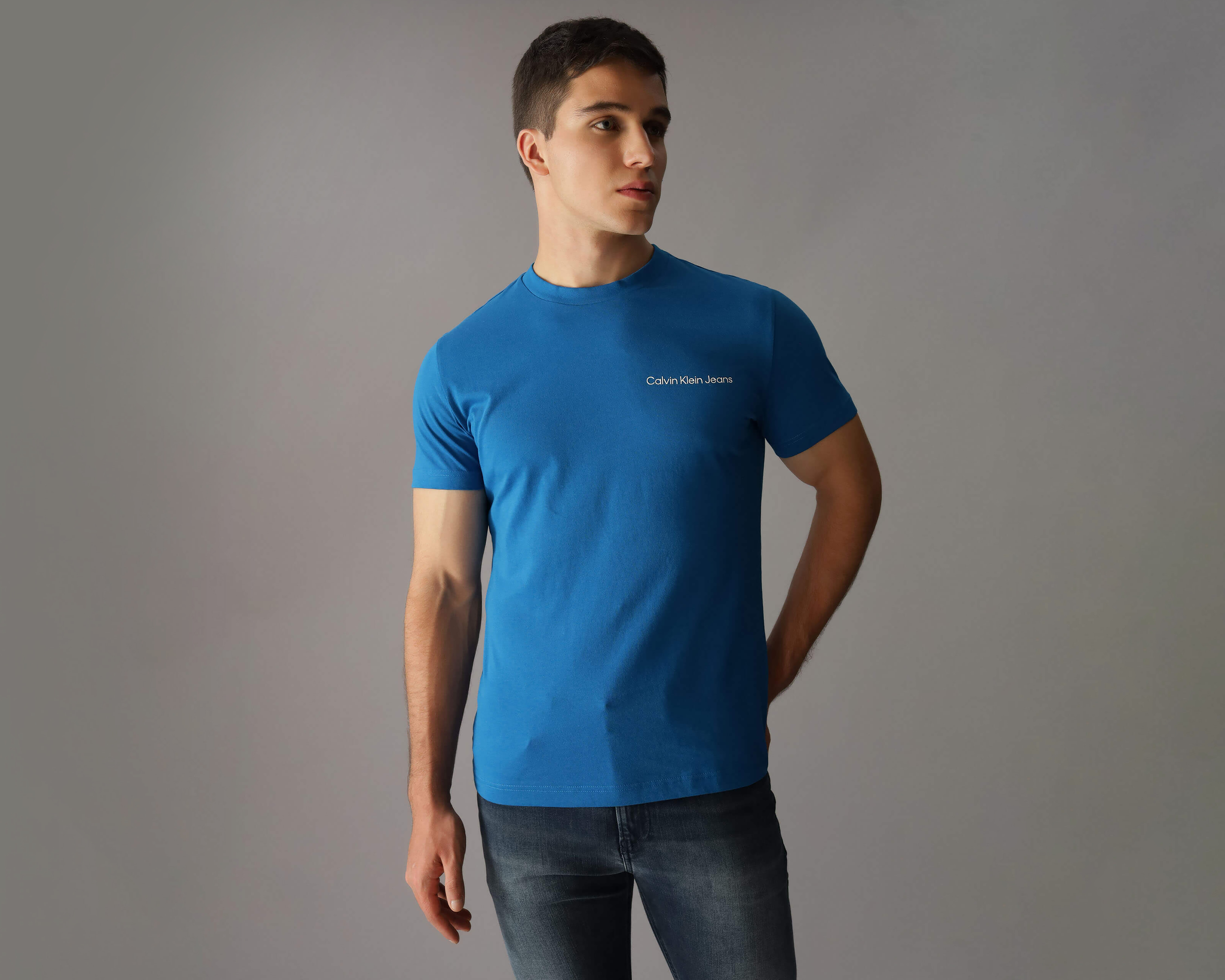 Foto 2 pulgar | Foto 1 | Playera de Cuello Redondo Azul Calvin Klein para Hombre