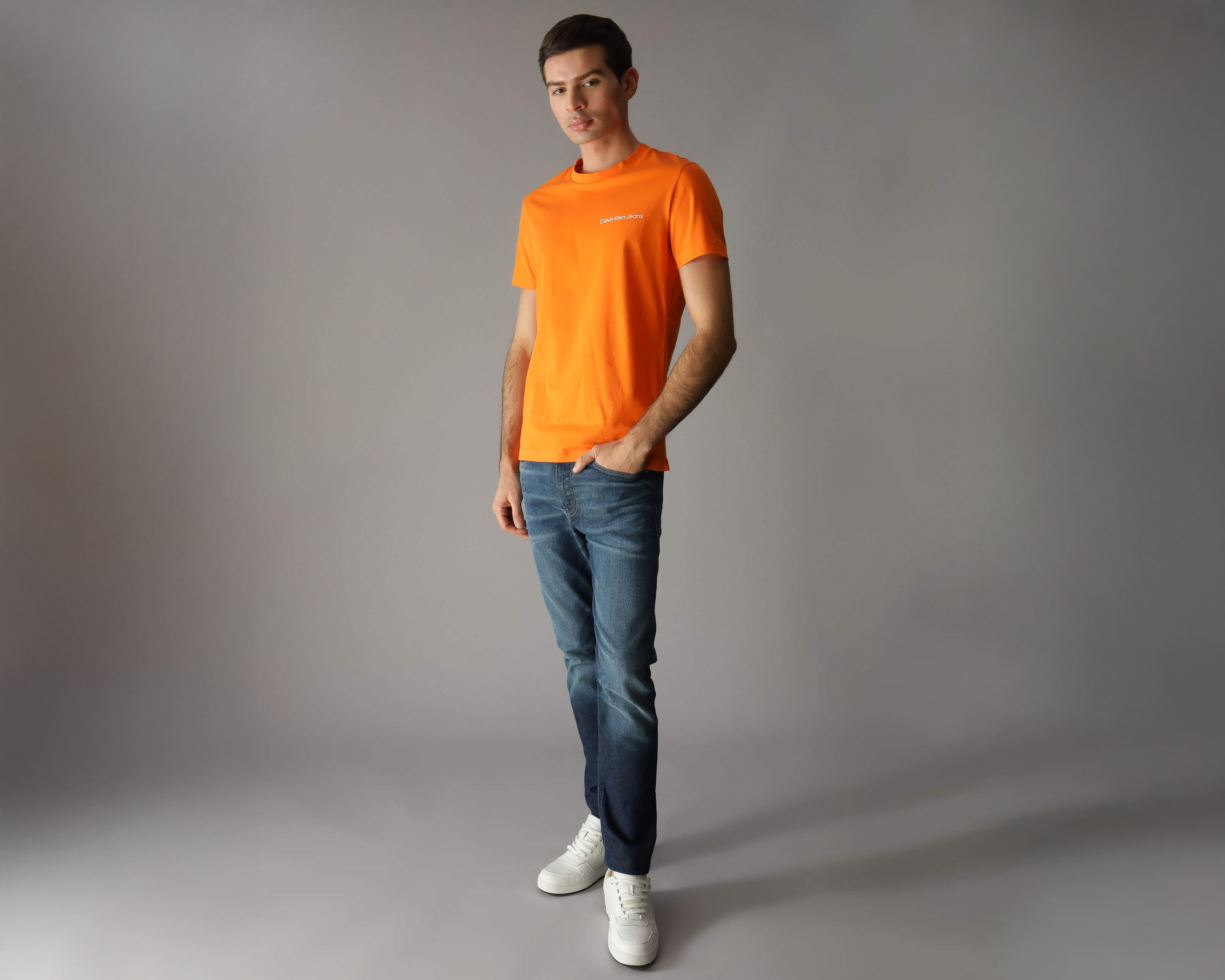 Foto 2 | Foto 2 | Playera de Cuello Redondo Anaranjada Calvin Klein para Hombre