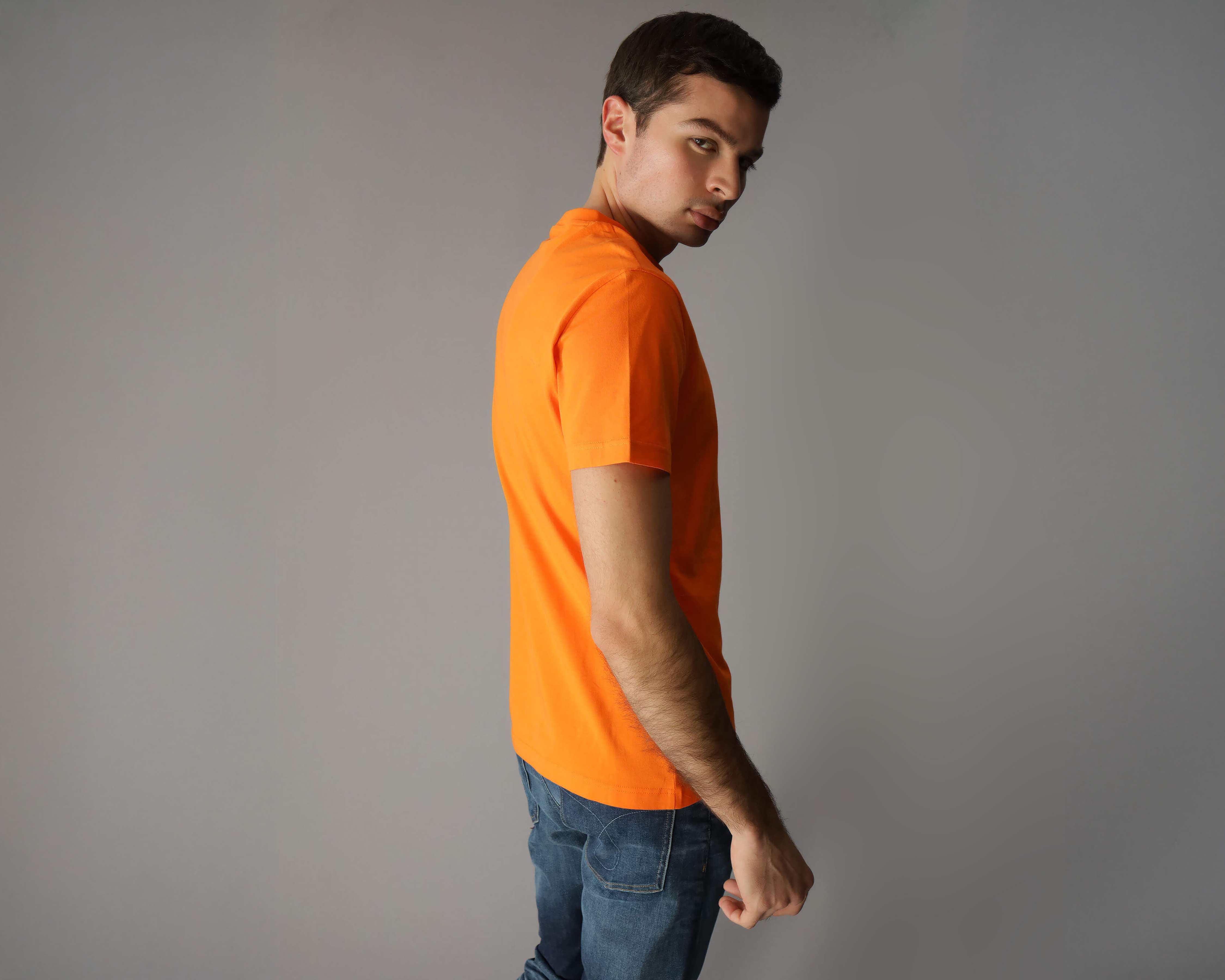 Foto 4 pulgar | Foto 3 | Playera de Cuello Redondo Anaranjada Calvin Klein para Hombre